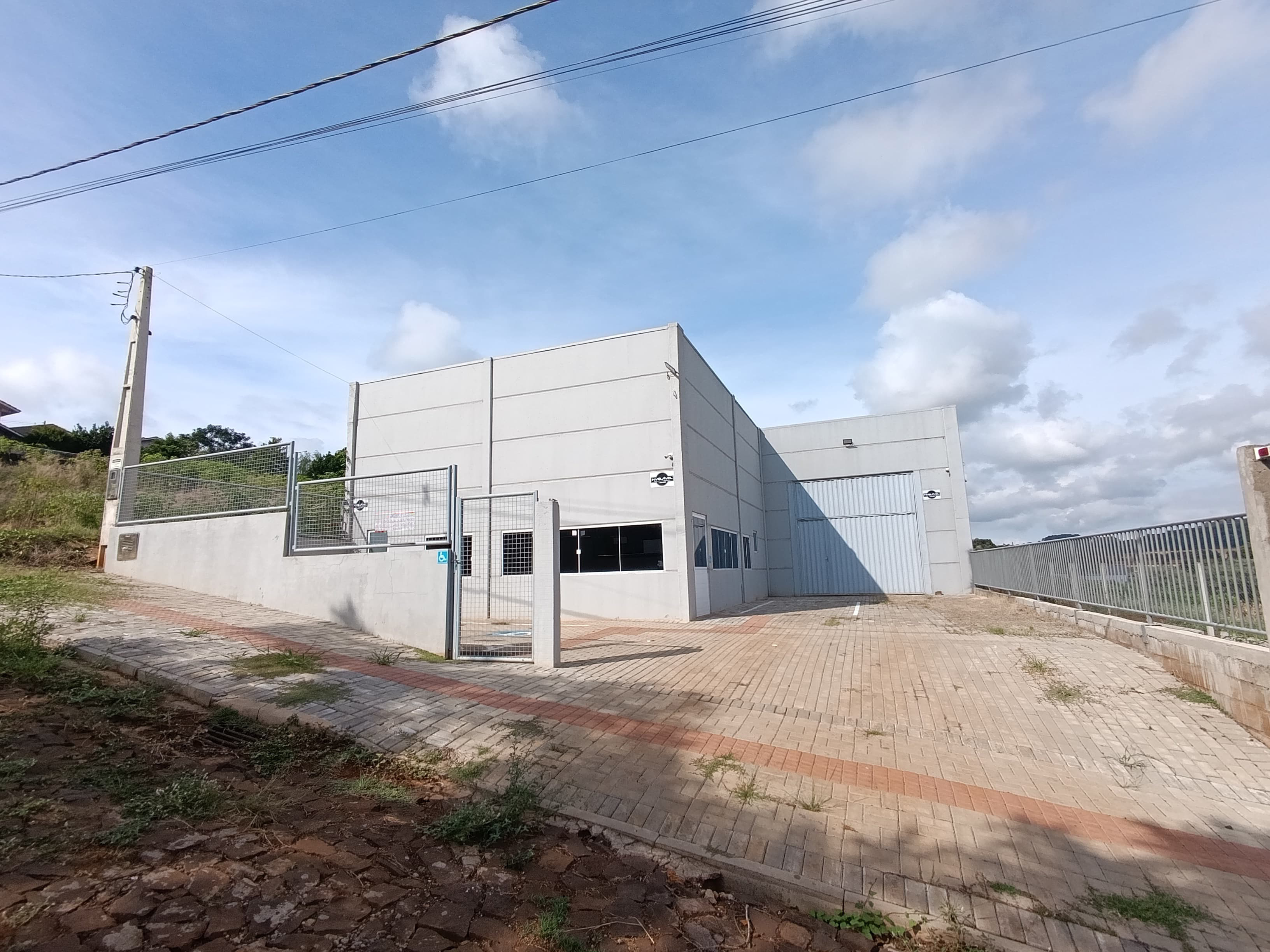 <br>
Barracão para locação com excelente estrutura e amplo espaço. O imóvel possui área privativa de 442 m² em um terreno de 960 m², ideal para empresas que necessitam de um ambiente funcional e bem localizado.<br>
<br>
Conta com quatro banheiros sociais, cozinha, estacionamento, além de alarme e câmeras de segurança, garantindo mais comodidade e proteção. Possui Habite-se regularizado e orientação solar Leste, que proporciona ótima iluminação natural.<br>
<br>
O piso é em acabamento bruto, possibilitando adequação conforme a necessidade do negócio.<br>
Valor aproximado de IPTU: R$ 143,00.<br>
<br>
<br>
