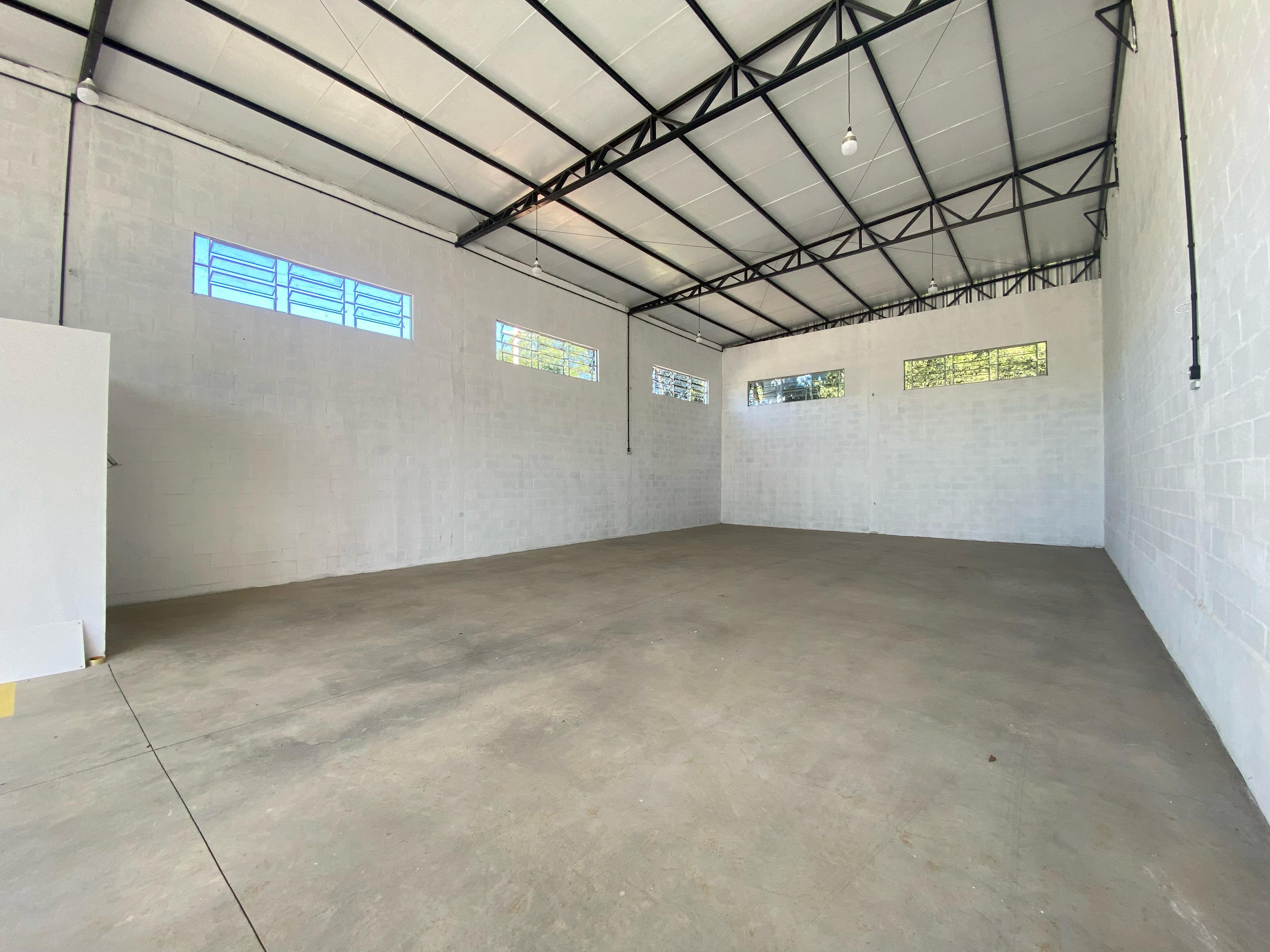 <br>
Barracão para locação com excelente estrutura e localização. O imóvel conta com área privativa de 200 m² em um terreno de 400 m², oferecendo espaço ideal para instalação de empresas, depósitos ou oficinas.<br>
<br>
Dispõe de um banheiro social, duas vagas de garagem e estacionamento, garantindo praticidade e facilidade de acesso. O piso polido proporciona um ambiente limpo e funcional, pronto para uso.<br>
<br>
Valor aproximado de seguro incêndio: R$ 97,00.<br>
<br>
<br>
