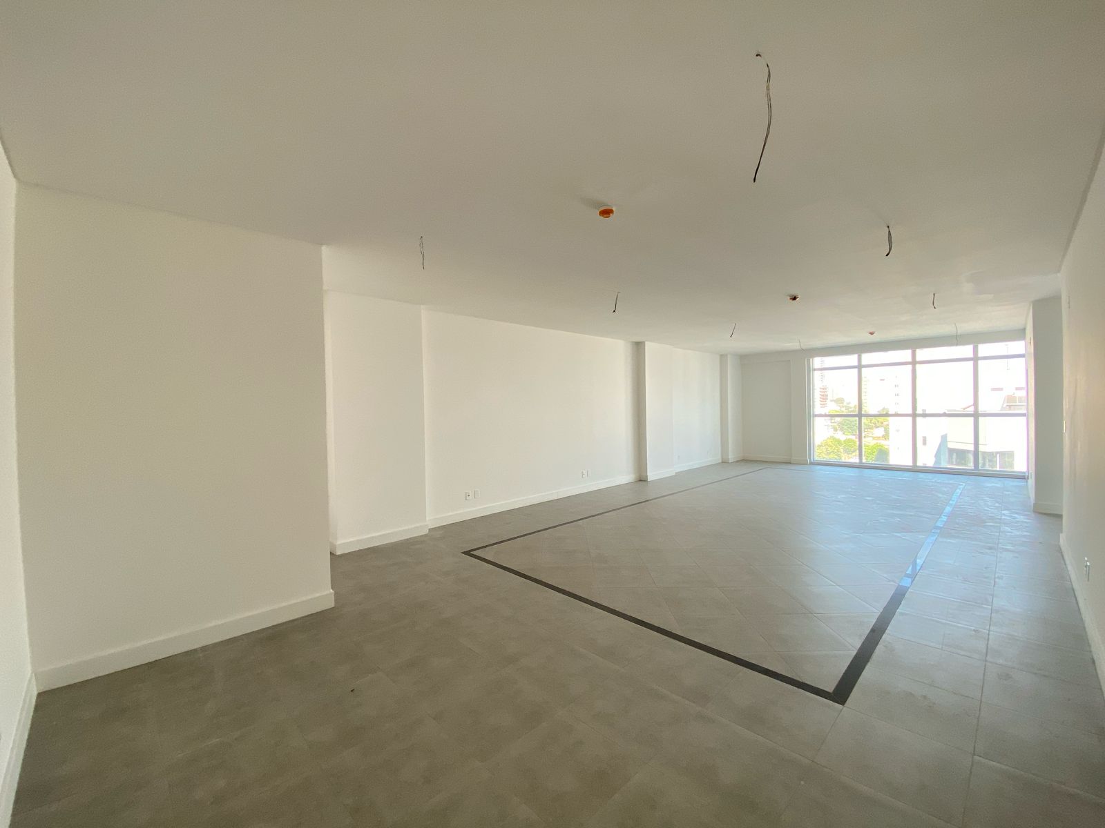 <br>
<br>
Sala comercial para locação com excelente padrão e localização. O imóvel conta com área privativa de 75,08 m², acabamento em porcelanato e orientação solar Norte, garantindo boa iluminação natural durante o dia.<br>
<br>
Dispõe de um banheiro social, uma vaga de garagem e portão eletrônico, oferecendo praticidade, conforto e segurança. Ideal para escritórios, consultórios ou pequenos negócios que buscam um espaço moderno e funcional.<br>
<br>
Valor aproximado de seguro incêndio: R$ 46,00.<br>
<br>
