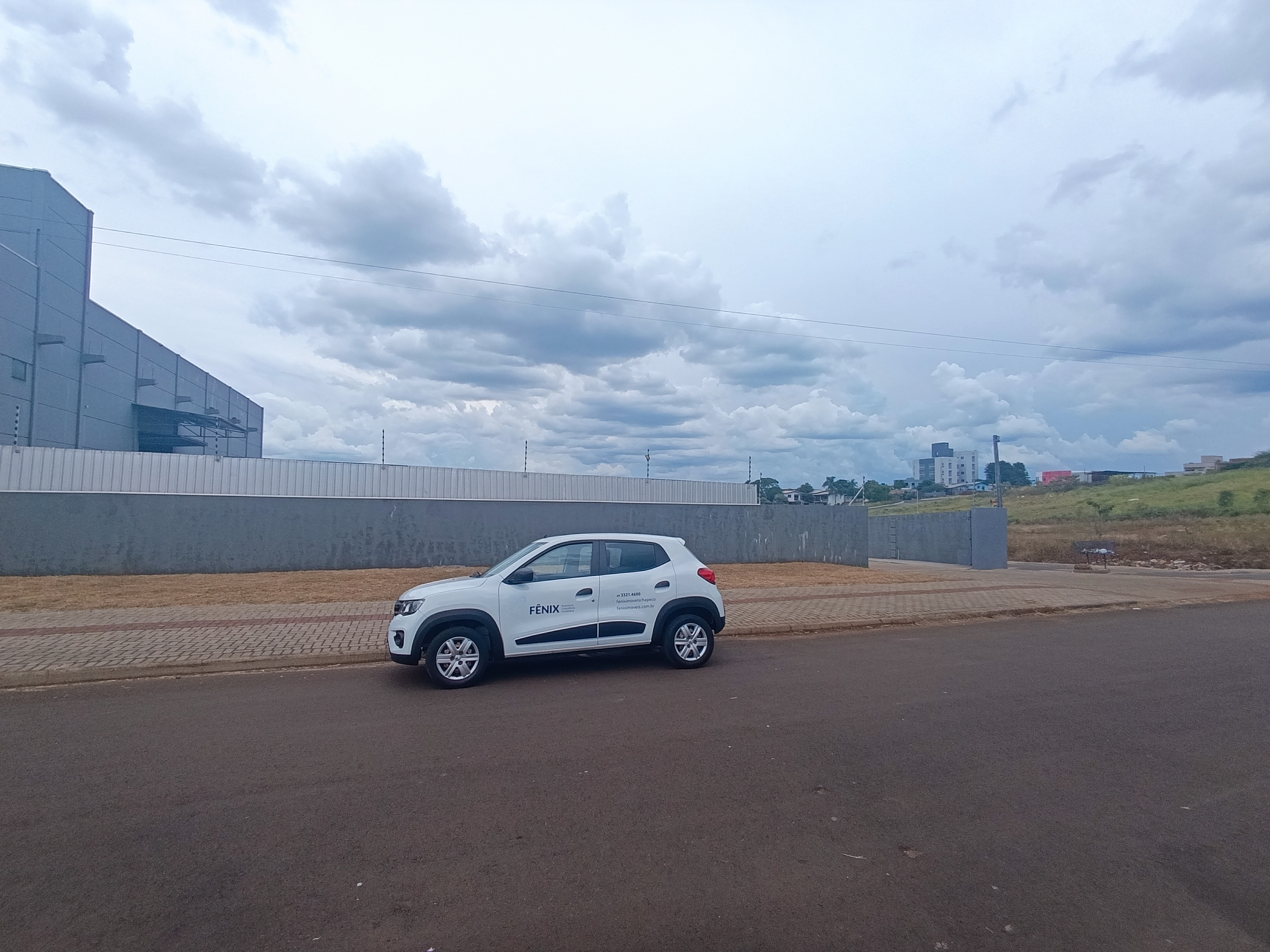 <br>
Barracão para locação com ampla estrutura e excelente funcionalidade. O imóvel possui área privativa de 800 m², piso polido e portão eletrônico, oferecendo praticidade e segurança no acesso.<br>
<br>
Conta com seis escritórios, uma doca para carga e descarga e sistema de câmeras de segurança, ideal para empresas que necessitam de espaço administrativo aliado a área operacional.<br>
<br>
O barracão está pronto para uso, com ótima estrutura para atender diversos segmentos comerciais ou industriais.<br>
<br>
<br>
