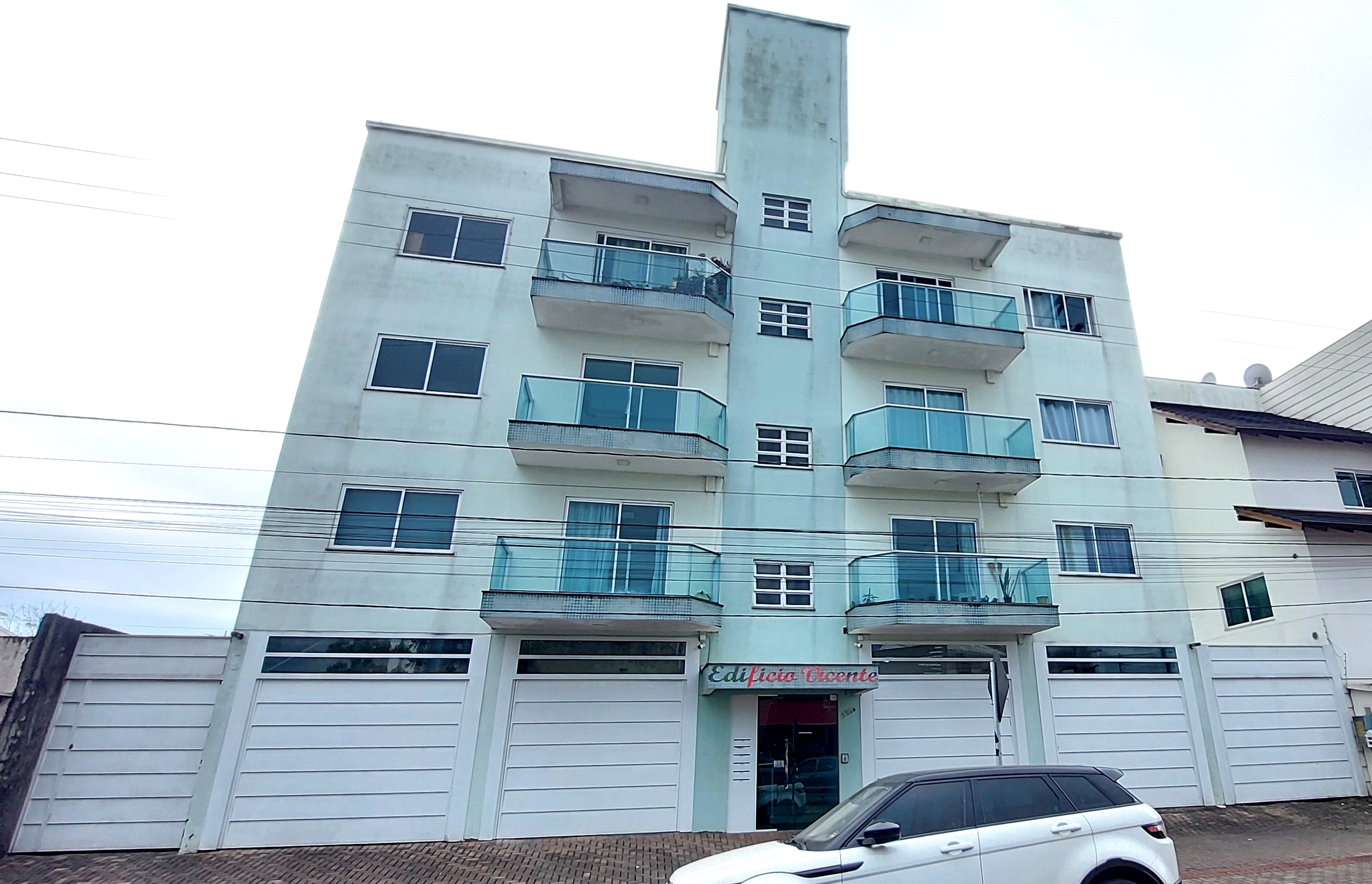 Apartamento para locação com 78 m² de área privativa, localizado próximo ao Kross Atacadista. O imóvel possui dois dormitórios, sendo um banheiro social, sala de estar, cozinha, área de serviço e sacada. Conta com uma vaga de garagem (vaga nº 101), portão eletrônico e gás central. O piso é em cerâmica e a orientação solar é Sul. Valor aproximado de IPTU R$ 100,00, condomínio R$ 290,00 e seguro incêndio R$ 30,00.<br>
