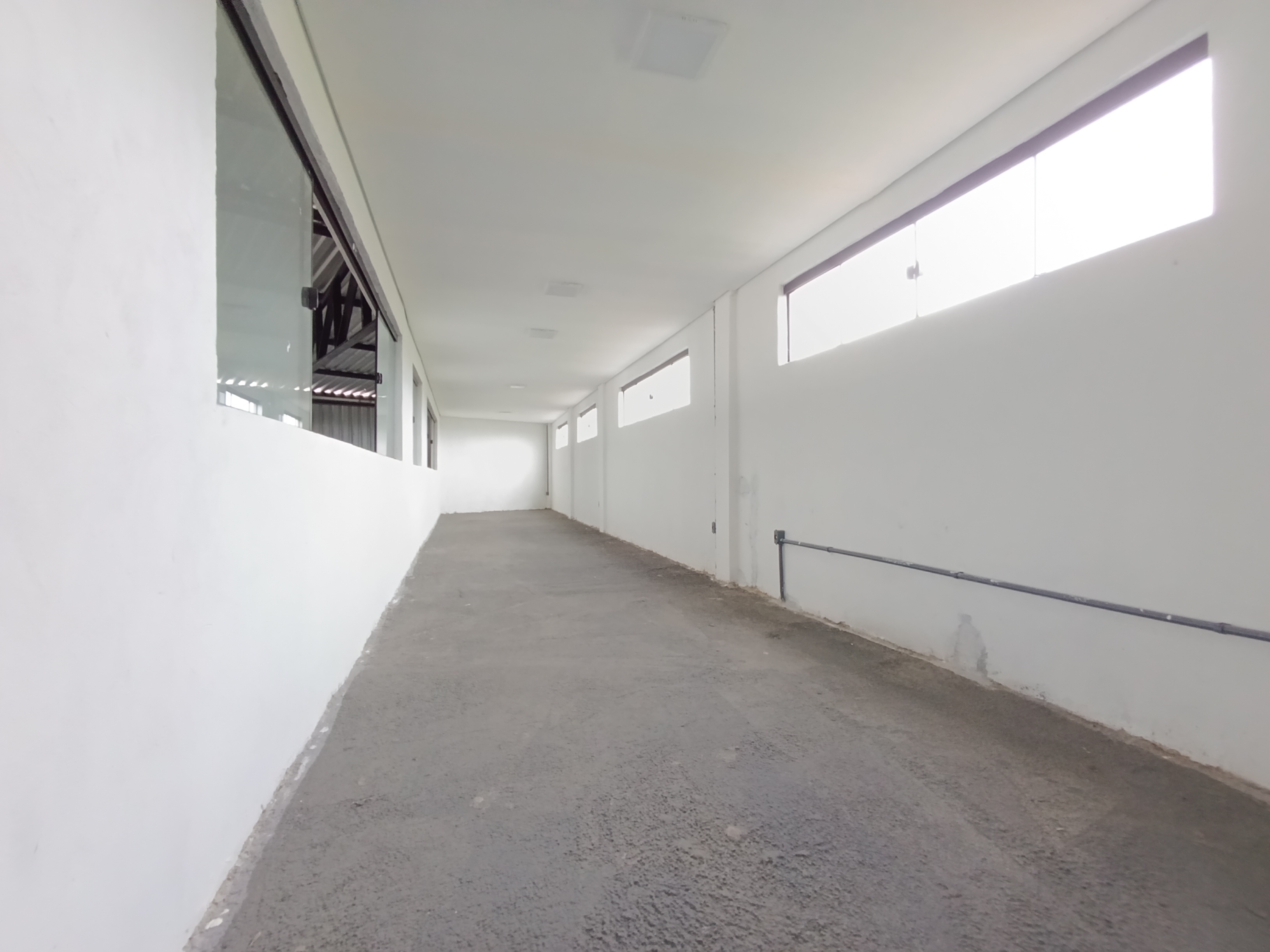 <br>
Barracão para locação com excelente estrutura e localização estratégica. O imóvel possui área privativa de 300 m² e área total construída de 348 m², oferecendo amplo espaço para atividades comerciais ou industriais.<br>
<br>
Conta com dois banheiros sociais, estacionamento e piso em acabamento bruto, permitindo adaptação conforme a necessidade do negócio. Com orientação solar Oeste, o ambiente recebe boa iluminação natural durante o dia.<br>
<br>
Valor aproximado de IPTU: R$ 190,00 e seguro incêndio: R$ 170,00.<br>
<br>
<br>
