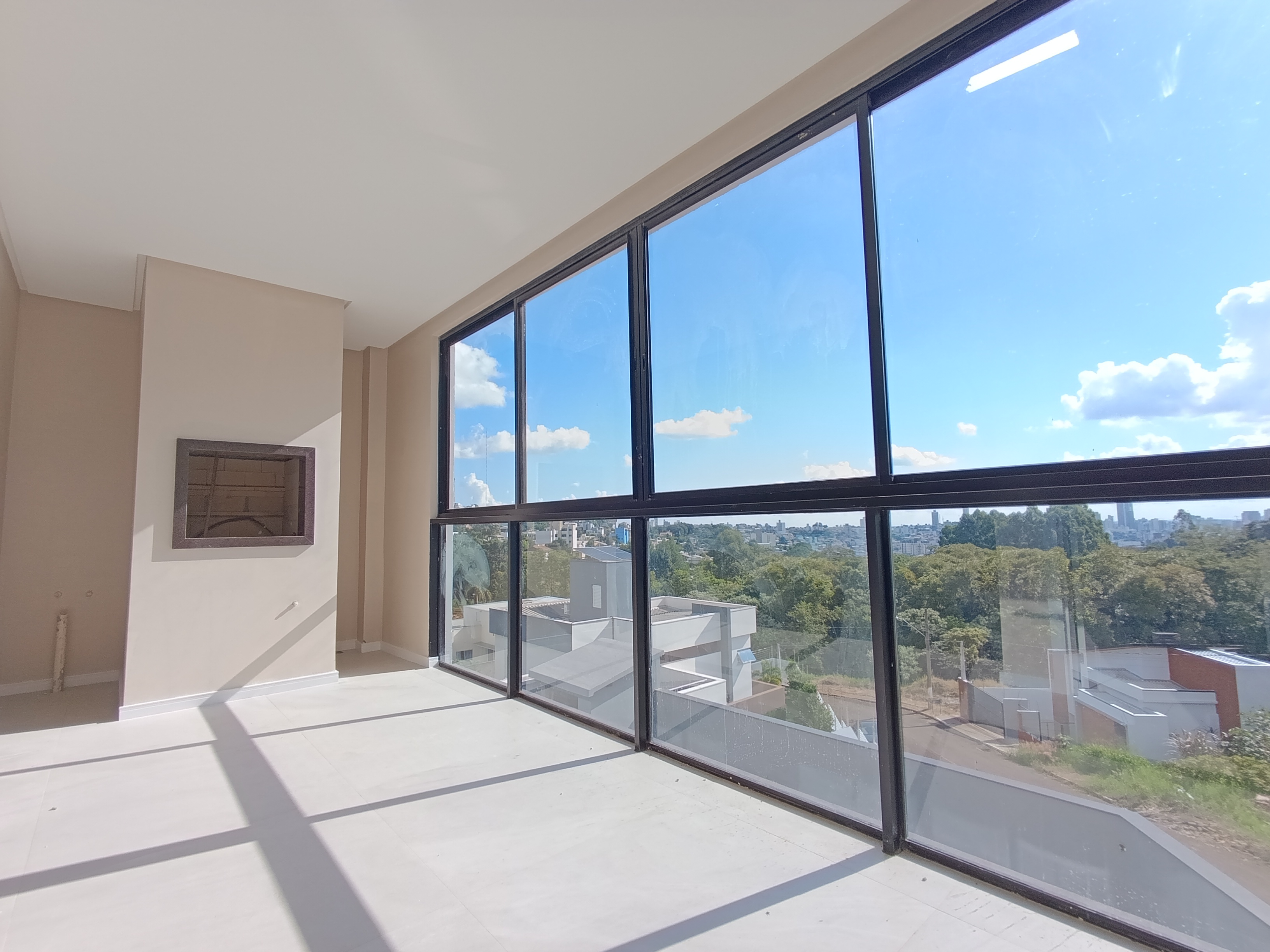 Casa para locação com 200 m² de área privativa e 317 m² de área total construída em um terreno de 501,04 m². O imóvel possui três dormitórios, sendo uma suíte, dois banheiros sociais, sala de estar, sala de jantar, cozinha, área de serviço e sacada. Conta ainda com churrasqueira, duas vagas de garagem e piso em cerâmica, oferecendo conforto e praticidade. Orientação solar Leste e Habite-se regularizado. Valor aproximado de IPTU R$ 380,00 e seguro incêndio R$ 47,00.<br>
