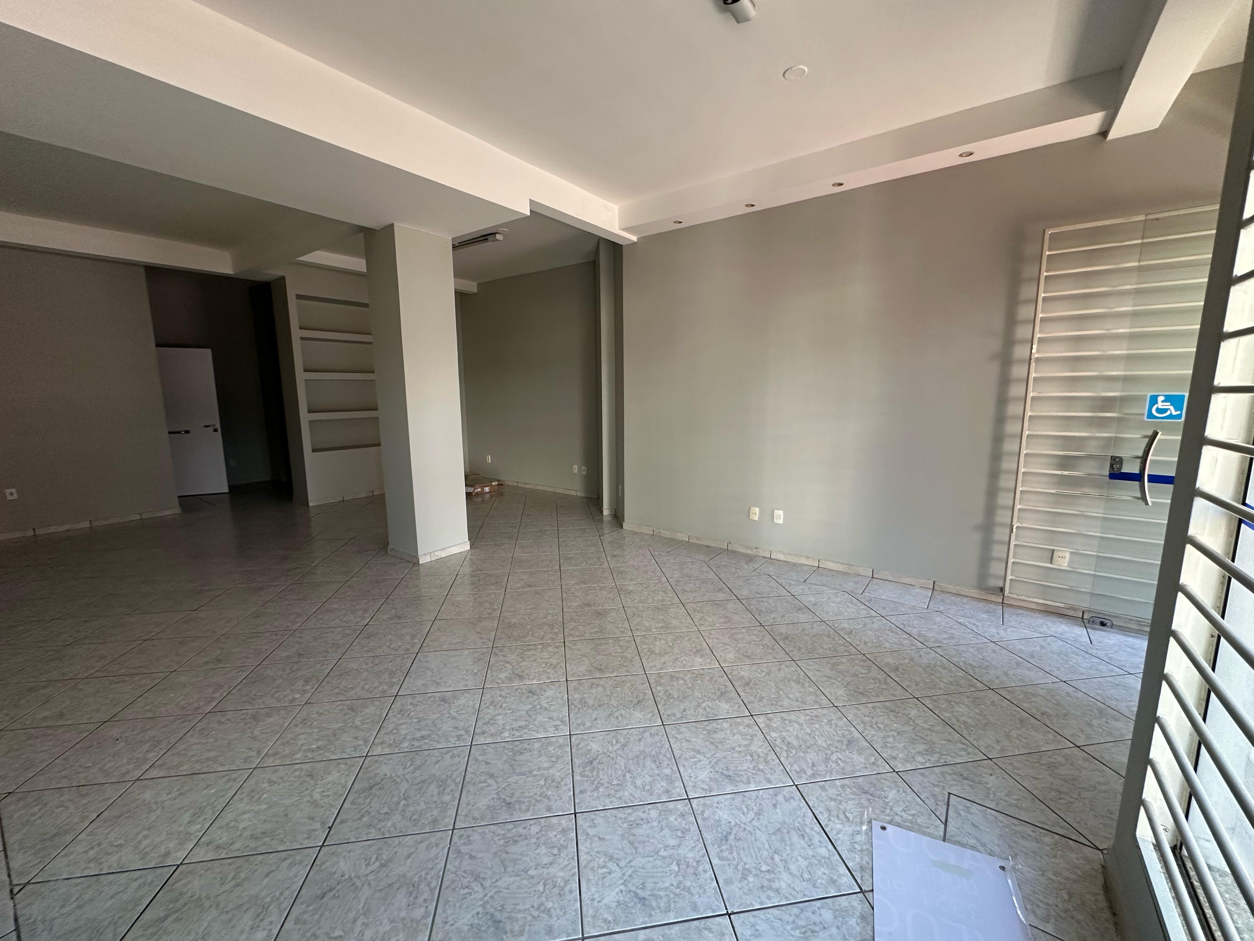 <br>
<br>
Sala comercial para locação com área privativa de 60 m², ideal para escritórios, consultórios ou pequenos negócios. O imóvel conta com um banheiro social, oferecendo praticidade e conforto para o dia a dia.<br>
al.<br>
