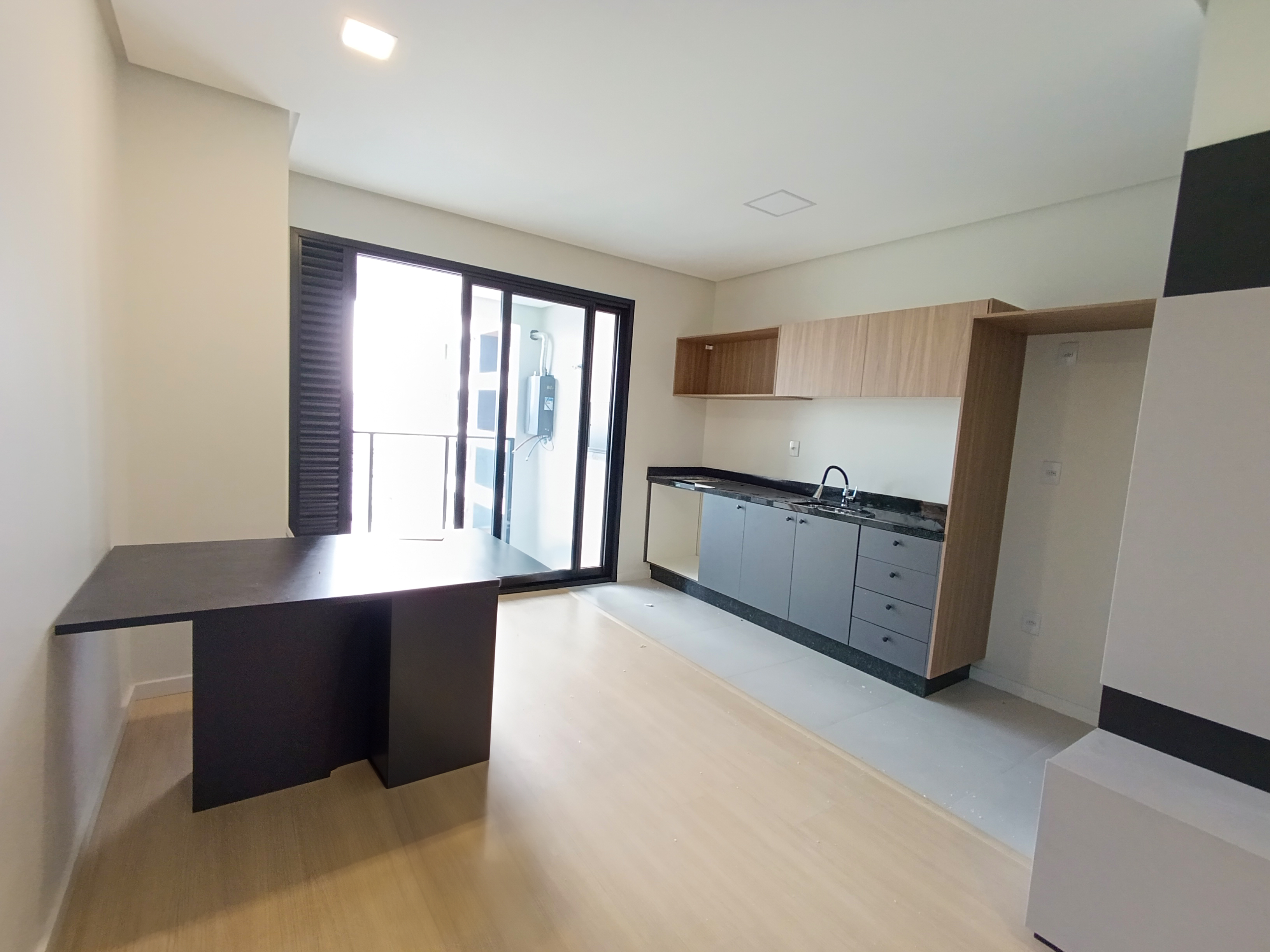 Apartamento para locação com 65 m² de área privativa em um terreno de 118,60 m². O imóvel possui dois dormitórios, sendo uma suíte, um banheiro social, sala de TV, cozinha, sacada e área de serviço. Conta com uma vaga de garagem e é semi-mobiliado.<br>
<br>
O condomínio oferece churrasqueira, piscina, playground, salão de festas e academia, proporcionando conforto e lazer para toda a família. Valor aproximado de IPTU R$ 130,00, condomínio R$ 500,00 e seguro incêndio R$ 16,00.<br>
