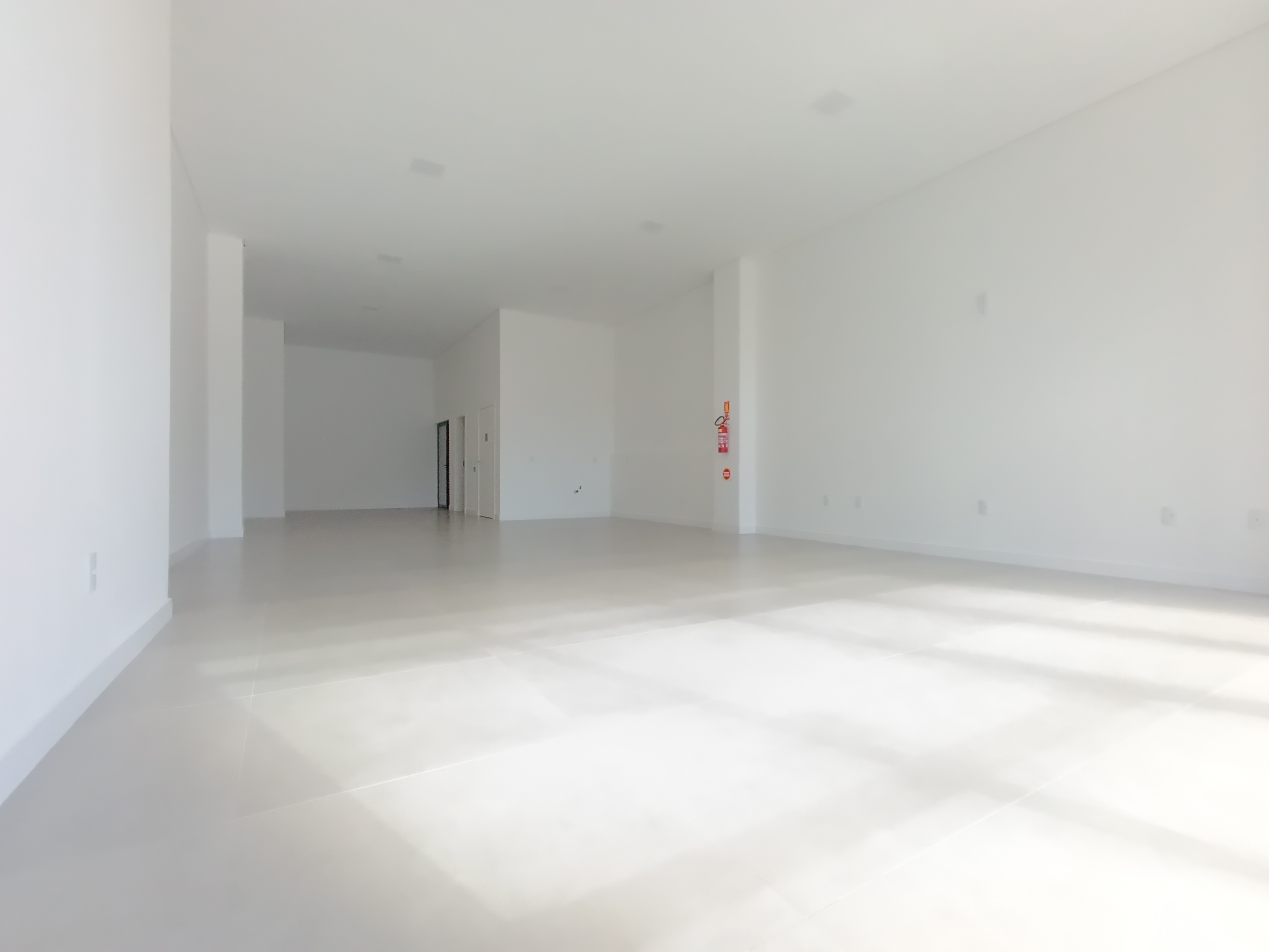 <br>
<br>
Sala comercial para locação com excelente orientação solar Norte, proporcionando ótima iluminação natural. O imóvel conta com área privativa de 110 m² e área total construída de 400 m², ideal para escritórios, consultórios ou empresas que necessitam de um espaço amplo e funcional.<br>
<br>
Dispõe de dois banheiros sociais, oferecendo conforto e praticidade para o dia a dia.<br>
<br>
Valor aproximado de IPTU: conforme o contrato, e seguro incêndio: R$ 46,00.<br>
<br>
<br>
