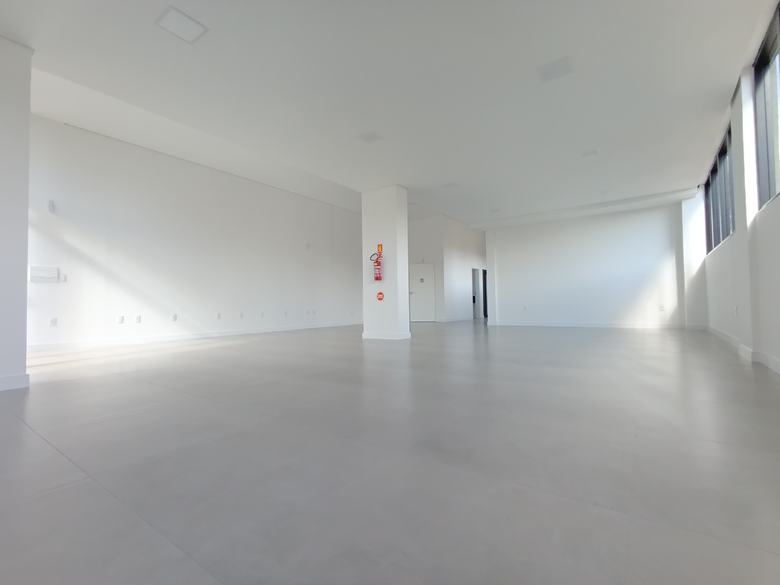 <br>
<br>
Sala comercial para locação com excelente orientação solar Norte, garantindo ótima iluminação natural. O imóvel possui área privativa de 120 m² e área total construída de 400 m², ideal para escritórios, consultórios ou empresas que necessitam de um espaço amplo e funcional.<br>
<br>
Conta com dois banheiros sociais e piso em cerâmica, oferecendo conforto e praticidade.<br>
<br>
Valor aproximado de IPTU: conforme contrato, e seguro incêndio: R$ 63,00.<br>
<br>
<br>
