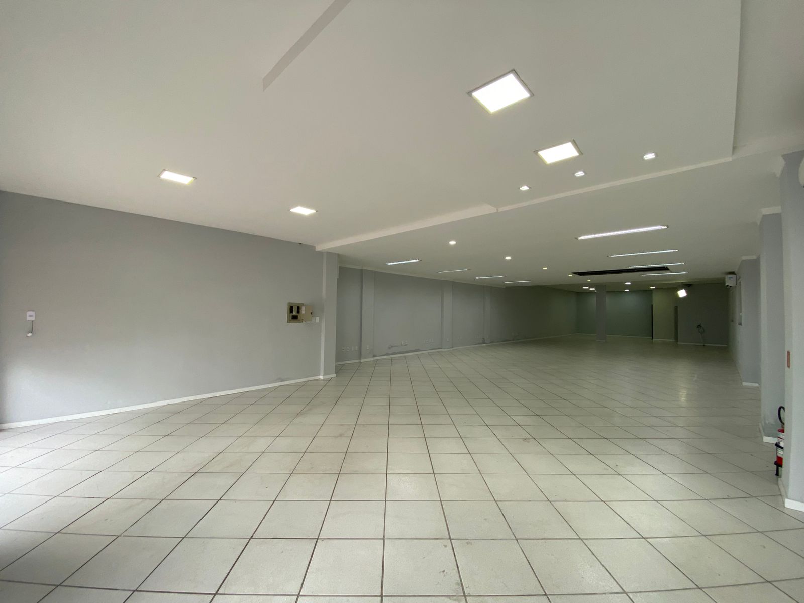 <br>
<br>
Sala comercial para locação, localizada próxima ao Supermercado Brasão Avenida, com área privativa de 210 m². O imóvel conta com dois banheiros sociais e não possui vaga de garagem.<br>
<br>
Valor aproximado de IPTU: R$ 360,00; condomínio: R$ 0,00; seguro incêndio: a ser verificado.<br>
<br>
