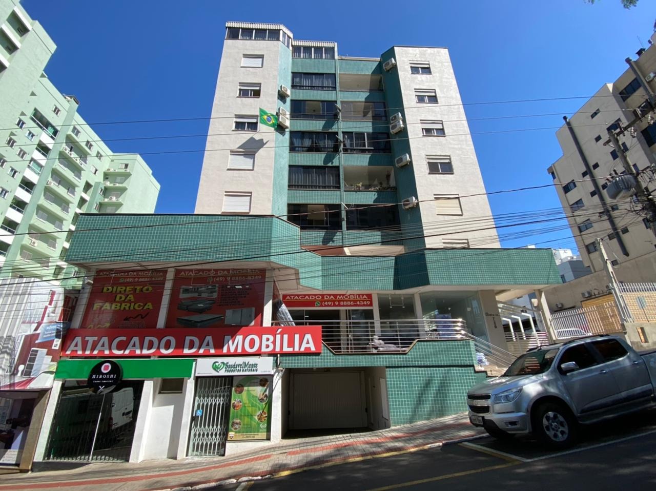 Apartamento para locação com 160 m² de área privativa, semi-mobiliado com cozinha equipada com armários. O imóvel possui quatro dormitórios, dois banheiros sociais, sala de estar, sala de jantar, área de serviço e sacada. Conta com uma vaga de garagem (vaga nº 22) e elevador.<br>
<br>
O condomínio oferece salão de festas e churrasqueira, proporcionando conforto e lazer. Valor aproximado de IPTU R$ 215,00, condomínio R$ 420,00 e seguro incêndio a ser verificado.<br>
