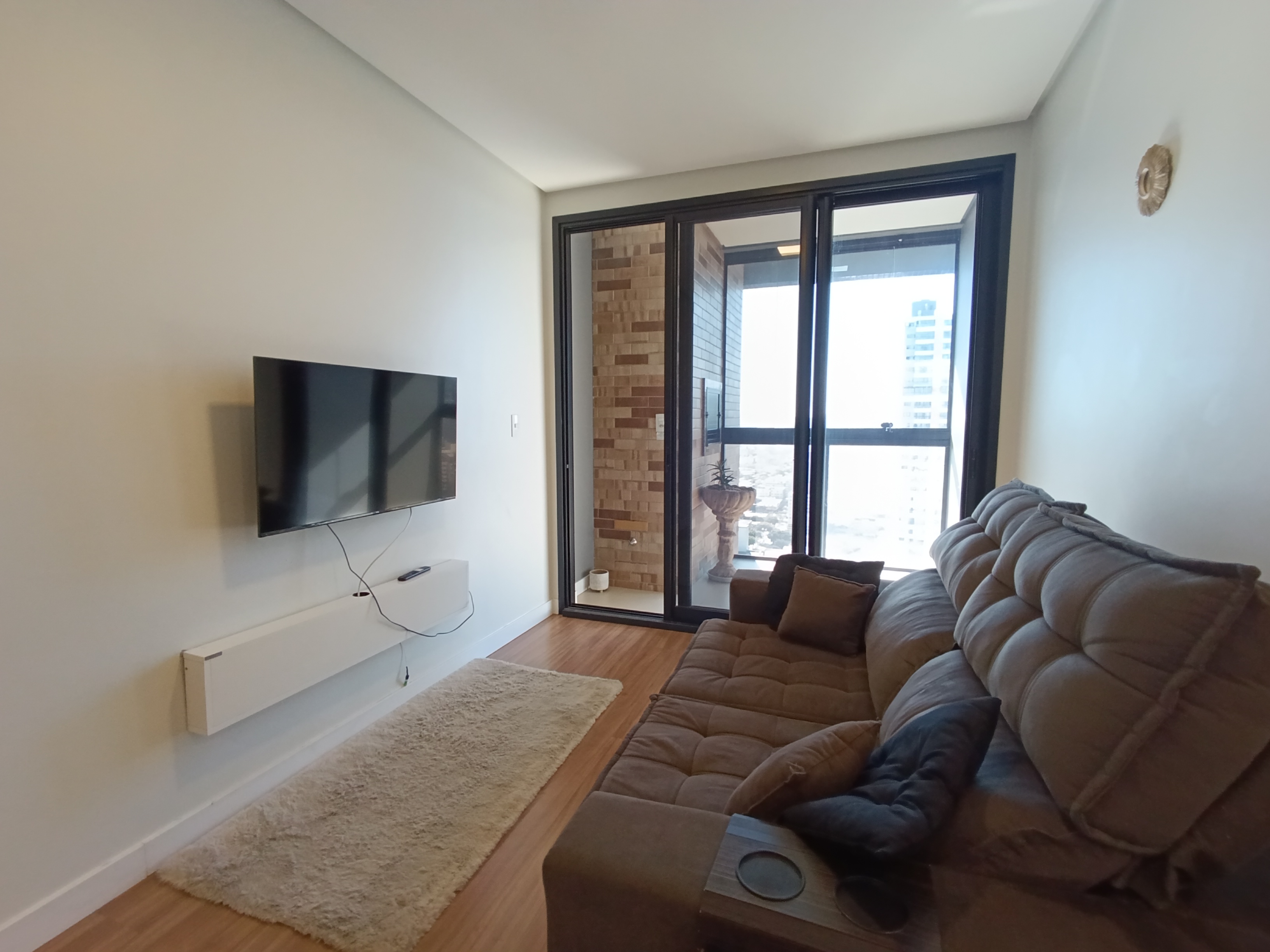 Apartamento para locação com 65 m² de área privativa e 101,92 m² de área total construída. O imóvel possui dois dormitórios, sendo uma suíte, um banheiro social, sala, cozinha, sacada e churrasqueira. Conta com duas vagas de garagem, elevador e oferece lazer completo com piscina, salão de festas e academia, garantindo conforto e comodidade. Valor aproximado de IPTU R$ 99,00, condomínio R$ 500,<br>
