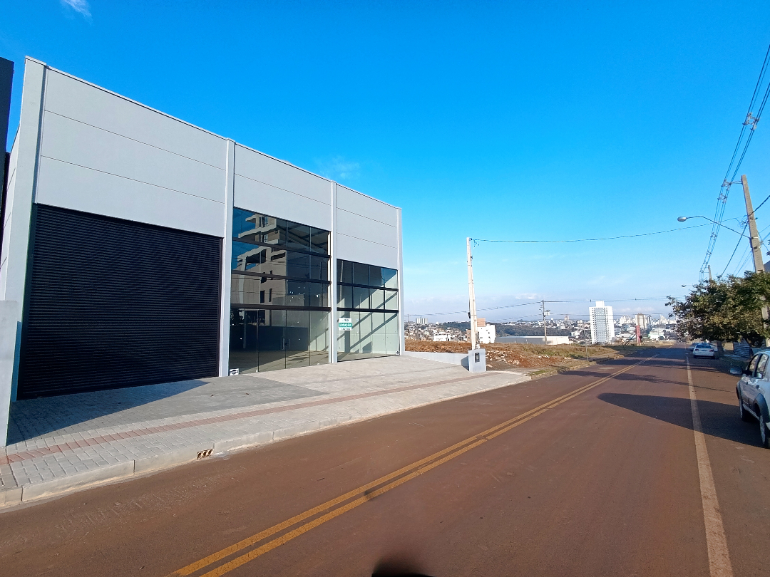 <br>
<br>
Barracão para locação com excelente estrutura e localização estratégica. O imóvel possui área privativa de 300 m² em um terreno de 480 m², totalizando 375 m² de construção, com pé-direito de 6 metros, ideal para atividades comerciais ou industriais.<br>
<br>
Conta com dois banheiros sociais, oferecendo praticidade e conforto para funcionários e clientes.<br>
<br>
Valor aproximado de IPTU: R$ 160,00 e seguro incêndio: R$ 120,00.<br>
<br>
