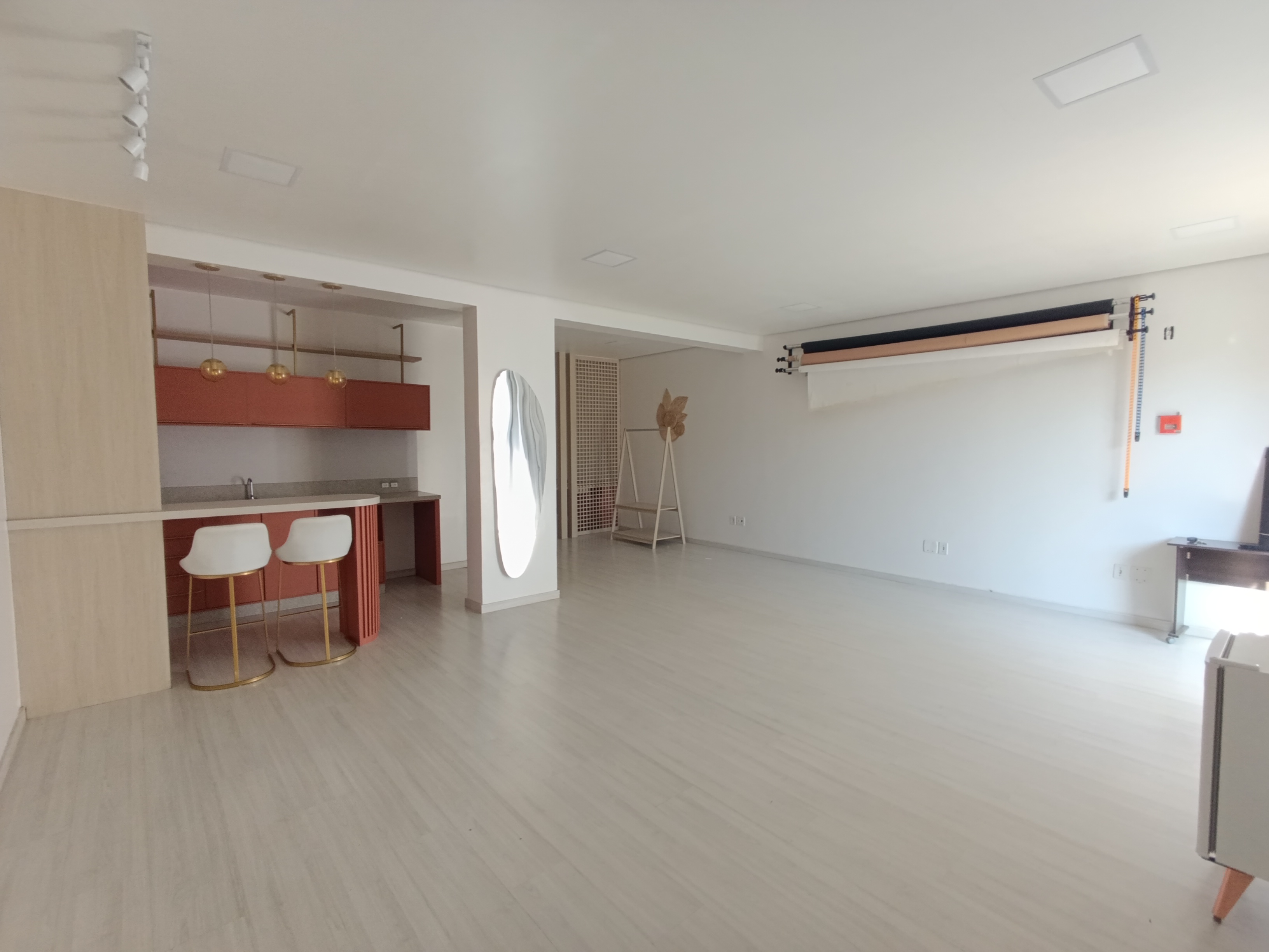 Sala comercial para locação com 60 m² de área privativa e 74,96 m² de área total construída. O imóvel conta com um banheiro social, oferecendo praticidade para diversos tipos de negócios. Valor aproximado de IPTU R$ 70,00, condomínio R$ 250,00 e seguro incêndio R$ 46,00.<br>
