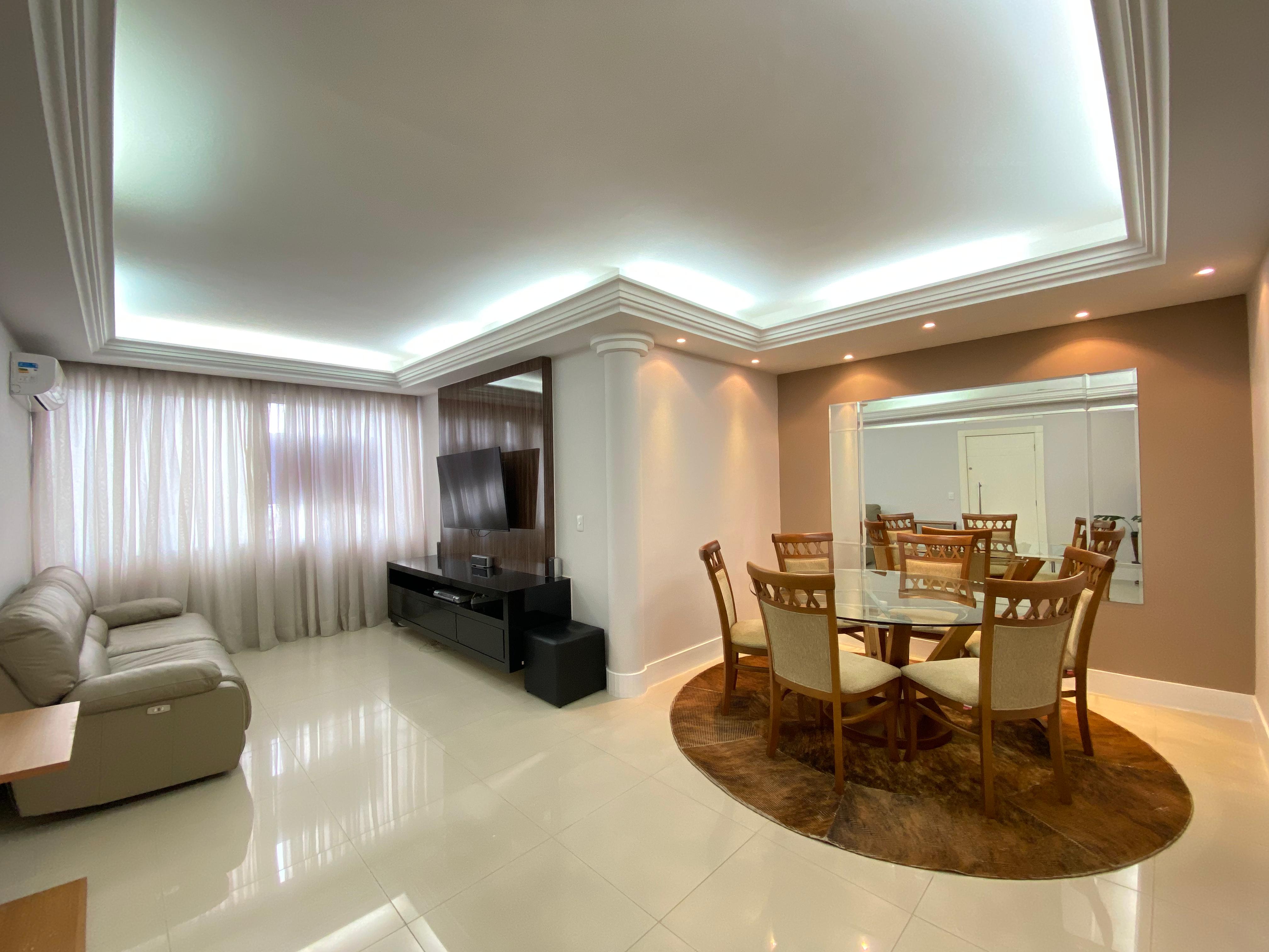 Apartamento mobiliado para locação com 120 m² de área privativa e 172 m² de área total construída, localizado nas proximidades do Magazine Luiza. O imóvel possui dois dormitórios, sendo uma suíte, banheiro social, sala de estar, sala de jantar, cozinha e área de serviço. Conta com duas vagas de garagem (nº 37 e 35), gás central, elevador, portão eletrônico e revestimento em porcelanato.<br>
<br>
O condomínio oferece piscina, salão de festas e climatizadores, garantindo conforto, segurança e lazer para toda a família. Orientação solar Leste. Valor aproximado de IPTU R$ 230,00 e condomínio R$ 850,00. Administração do condomínio: Prol.<br>
