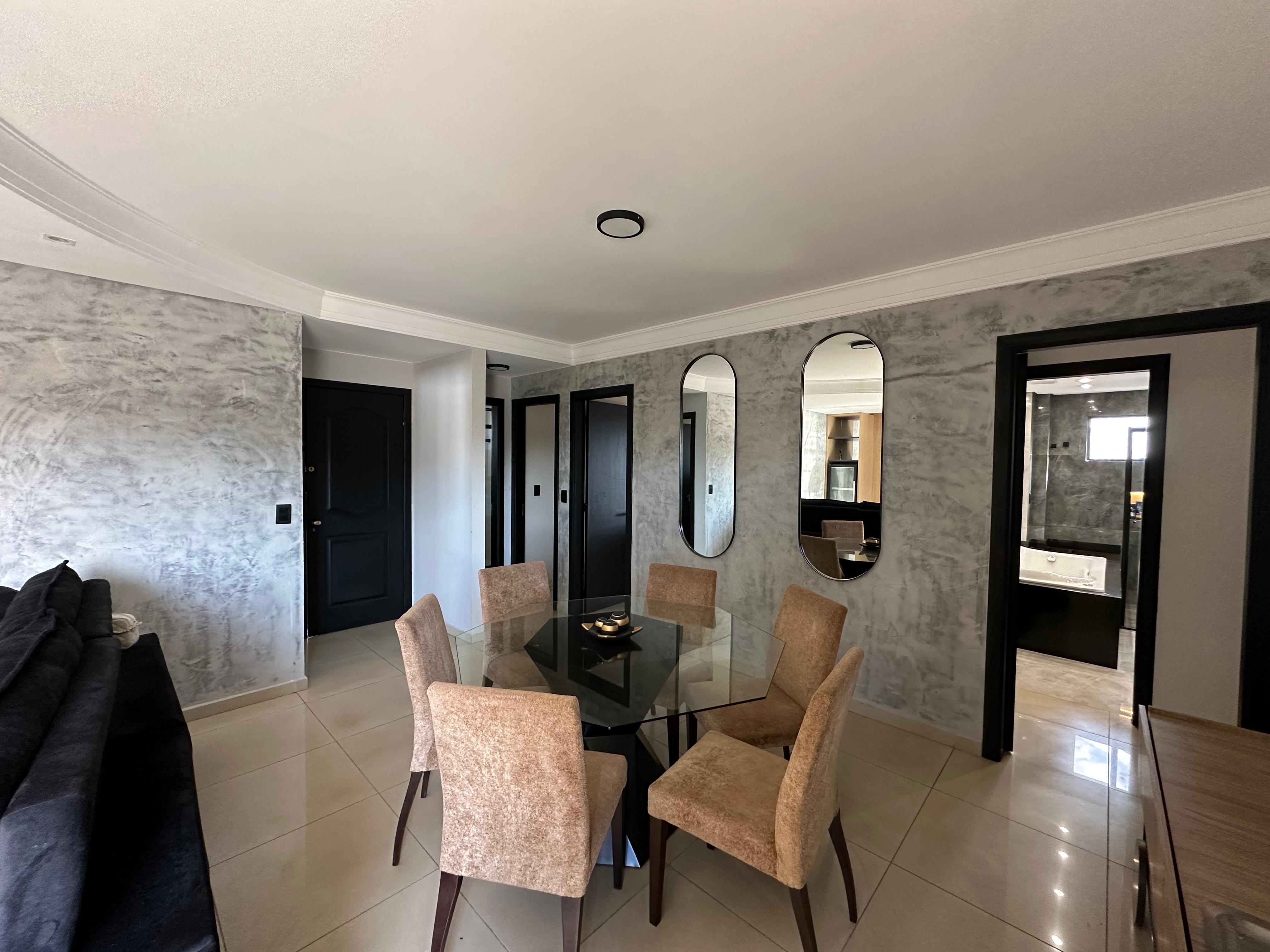 Apartamento mobiliado para locação com 110 m² de área privativa e 123 m² de área total construída, em um terreno de 473 m². O imóvel possui três dormitórios, sendo uma suíte com hidromassagem, um banheiro social, sala de TV, sala de jantar, cozinha e sacada. Conta ainda com uma vaga de garagem e churrasqueira, oferecendo conforto e praticidade.<br>
<br>
Valor aproximado de condomínio R$ 450,00, IPTU R$ 0,00 e seguro incêndio R$ 32,00. Administração do condomínio: Síndica Ge.<br>
