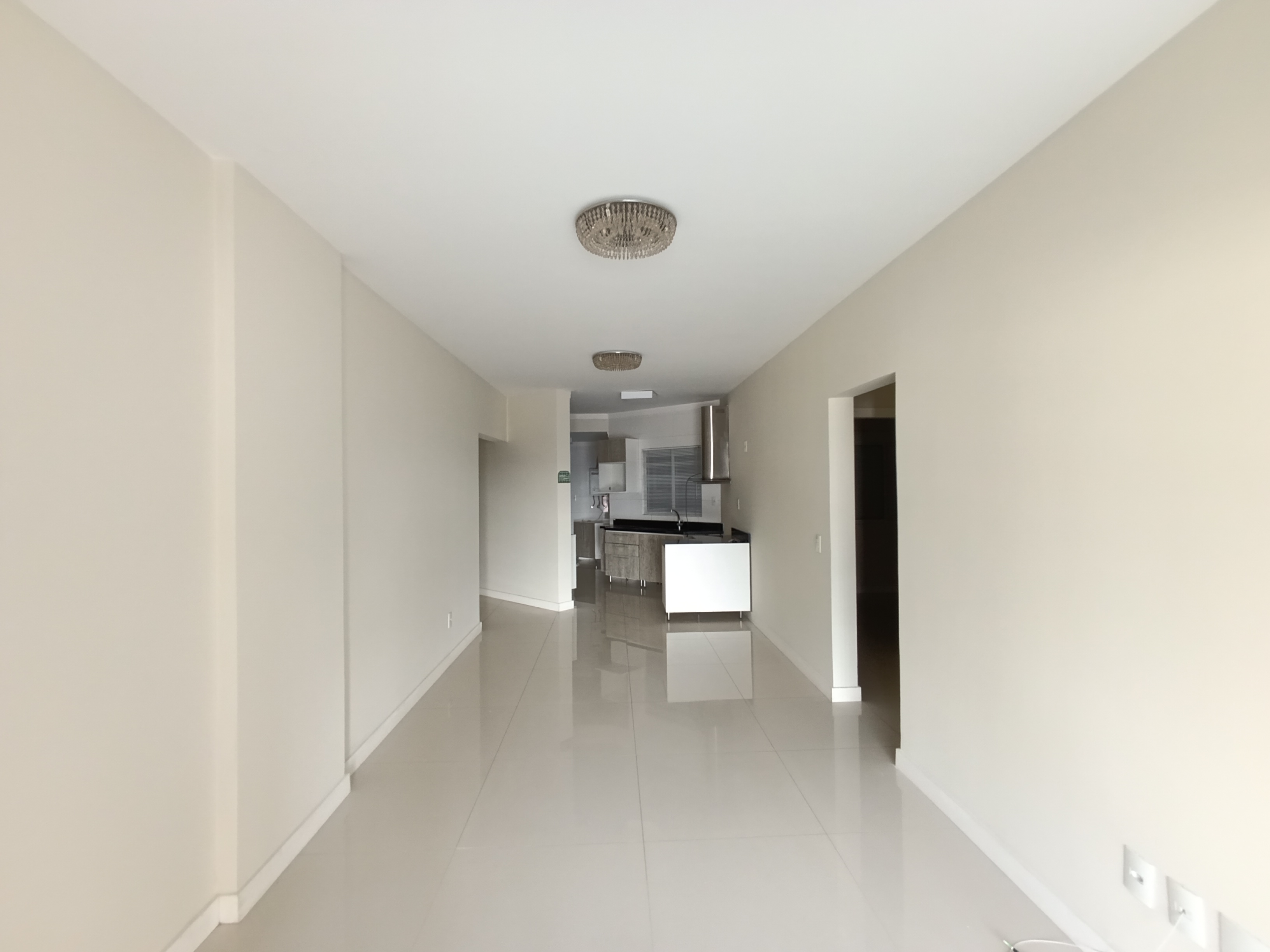 Apartamento para locação semi-mobiliado com 90 m² de área privativa e 130 m² de área total construída. O imóvel possui dois dormitórios, sendo uma suíte, um banheiro social, cozinha e churrasqueira. Conta com área de lazer no condomínio, incluindo playground, oferecendo conforto e diversão para toda a família. Valor aproximado de IPTU R$ 140,00, condomínio R$ 350,00 e seguro incêndio R$ 30,00. Administração do condomínio: Mutua.<br>
