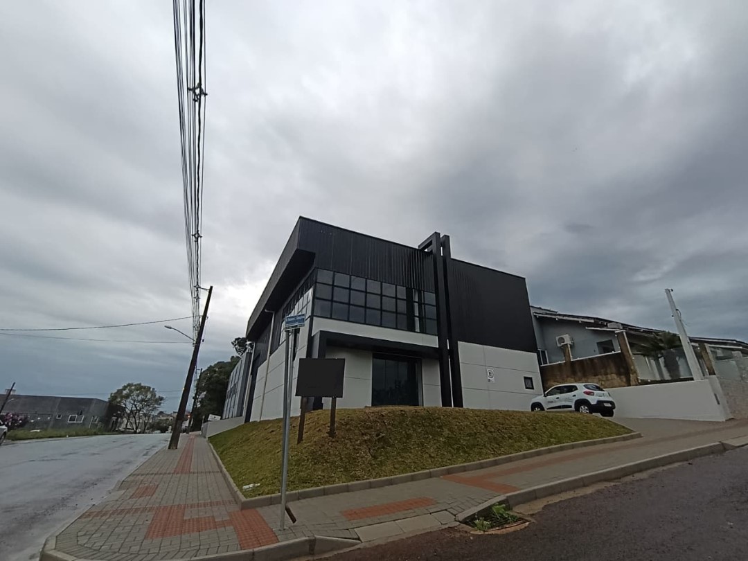 <br>
<br>
Barracão para locação com ótima localização, próximo ao acesso ao aeroporto. O imóvel possui área privativa de 280 m² em um terreno de 475,69 m², oferecendo amplo espaço para atividades comerciais ou industriais.<br>
<br>
O imóvel ainda não possui Habite-se regularizado e não conta com banheiros sociais.<br>
<br>
Valor aproximado de IPTU: R$ 125,00; seguro incêndio: a ser verificado.<br>
<br>
<br>
