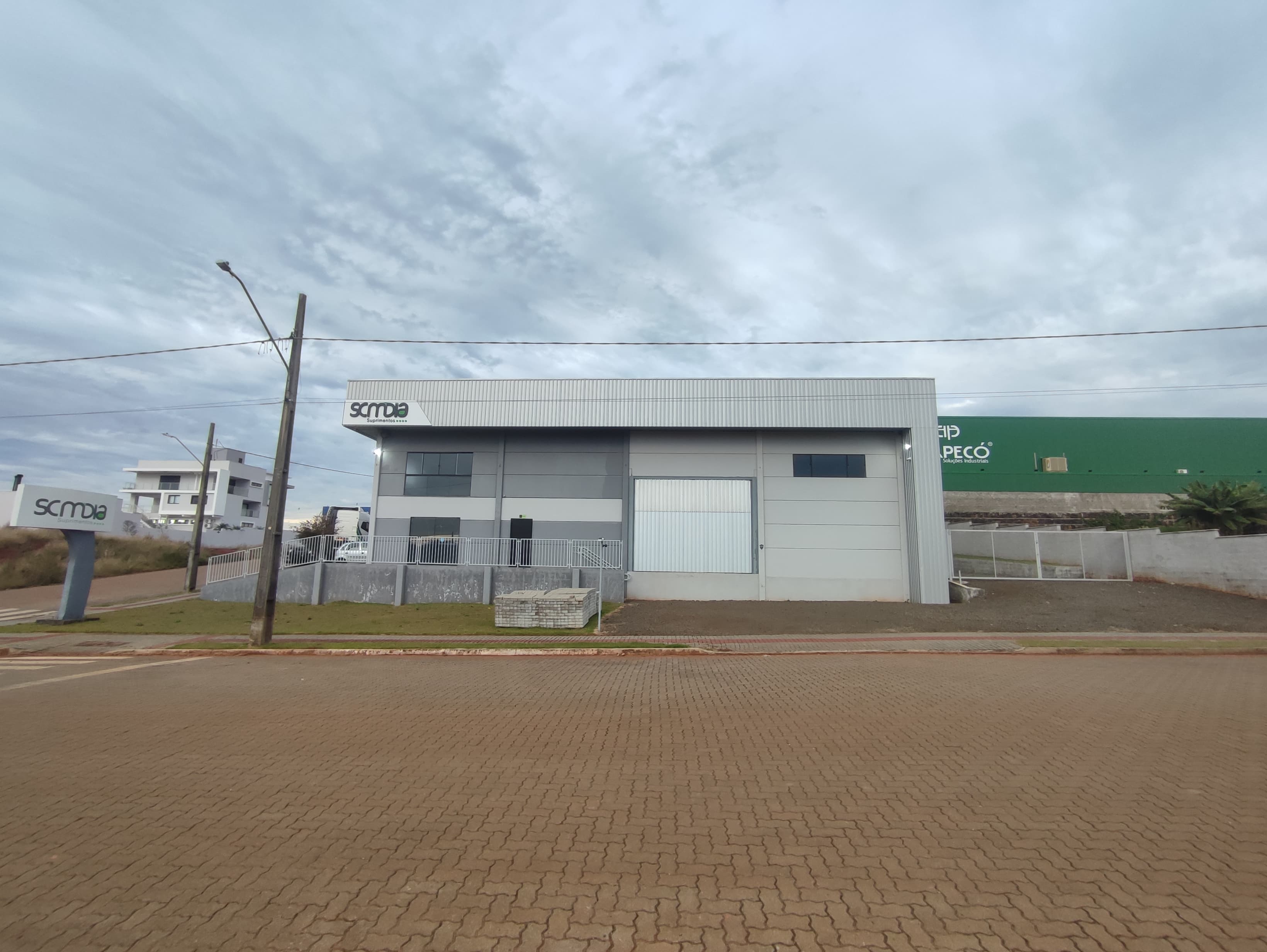 <br>
Barracão para locação com ampla estrutura e ótima localização. O imóvel possui área privativa de 321 m² em um terreno de 1.045 m², totalizando 397 m² de construção, com pé-direito de 7 metros, ideal para atividades comerciais ou industriais.<br>
<br>
Conta com 26 escritórios, um lavabo, estacionamento, e mezanino de 27 m², oferecendo conforto e praticidade para administração e operação do negócio.<br>
<br>
Valor aproximado de IPTU: R$ 322,00; seguro incêndio: a consultar.<br>
<br>
<br>
