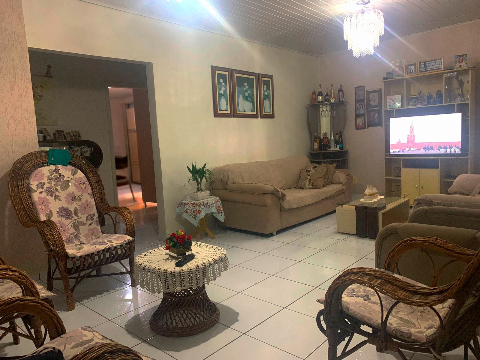 <p> </p>

<p>Imovel Com Duas Casas em 450m² com Lazer e Poço Artesiano!</p>

<p>Oportunidade Única perto do Posto Catarina e SESC! Excelente propriedade com duas casas independentes em um terreno de 450m² cercado, ideal para moradia dupla ou alto rendimento de aluguel.<br>
	Residências:<br>
	 * Casa Principal (154m²): Espaçosa, com 3 Quartos (1 Suíte), Sala e Cozinha amplas, Despensa e 2 Vagas de Garagem.<br>
	 * Casa de Fundos (48m²): Perfeita para aluguel/ateliê, com 2 Quartos, Sala, Cozinha, Banheiro e Área de Serviço.<br>
	Lazer e Diferenciais:<br>
	 * Área de Lazer Completa: Inclui um Quiosque de 32m² com banheiro, ideal para festas e churrascos.<br>
	 * Terreno Amplo: Espaço para horta e segurança garantida por todo o cercamento.<br>
	 * Poço Artesiano.<br>
	Não perca esta oportunidade versátil! Agende sua visita!<br>
	 </p>
