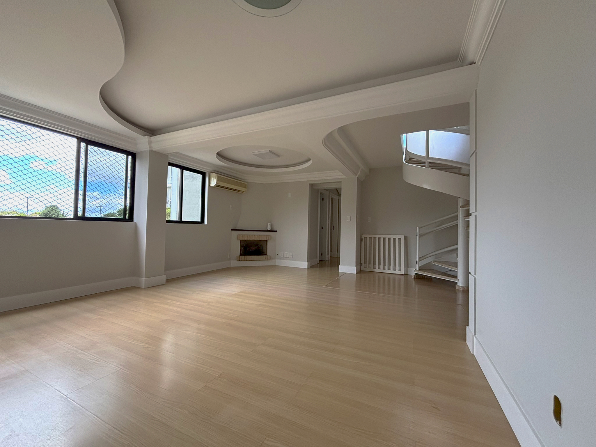 Apartamento Duplex de Luxo no Centro de Chapecó<br>
Excelente oportunidade! Apartamento Duplex (502) no Centro de Chapecó/SC, com localização privilegiada frente ao Hotel Mogano.<br>
Este imóvel de alto padrão, construído em 2007, oferece um total de 298,72m² de área privativa, ideal para quem busca espaço, conforto e acabamentos sofisticados.<br>
Características do Imóvel:<br>
 * Tipo: Apartamento Duplex, Alvenaria.<br>
 * Localização: Centro de Chapecó/SC.<br>
 * Área Privativa: 298,72m².<br>
 * Dormitórios: 3 dormitórios (1 suíte).<br>
 * Vagas de Garagem: 2 (Tipo Coberta, Vaga Híbrida/Presa).<br>
 * Acabamentos: Piso laminado e cerâmico, forro em gesso.<br>
Diferenciais e Lazer:<br>
 * Móveis sob Medida e Climatização em diversos ambientes.<br>
 * Sacada com Churrasqueira: Amplo espaço com churrasqueira.<br>
 * Hidromassagem a gás (desativada na sacada).<br>
 * Lareira.<br>
 