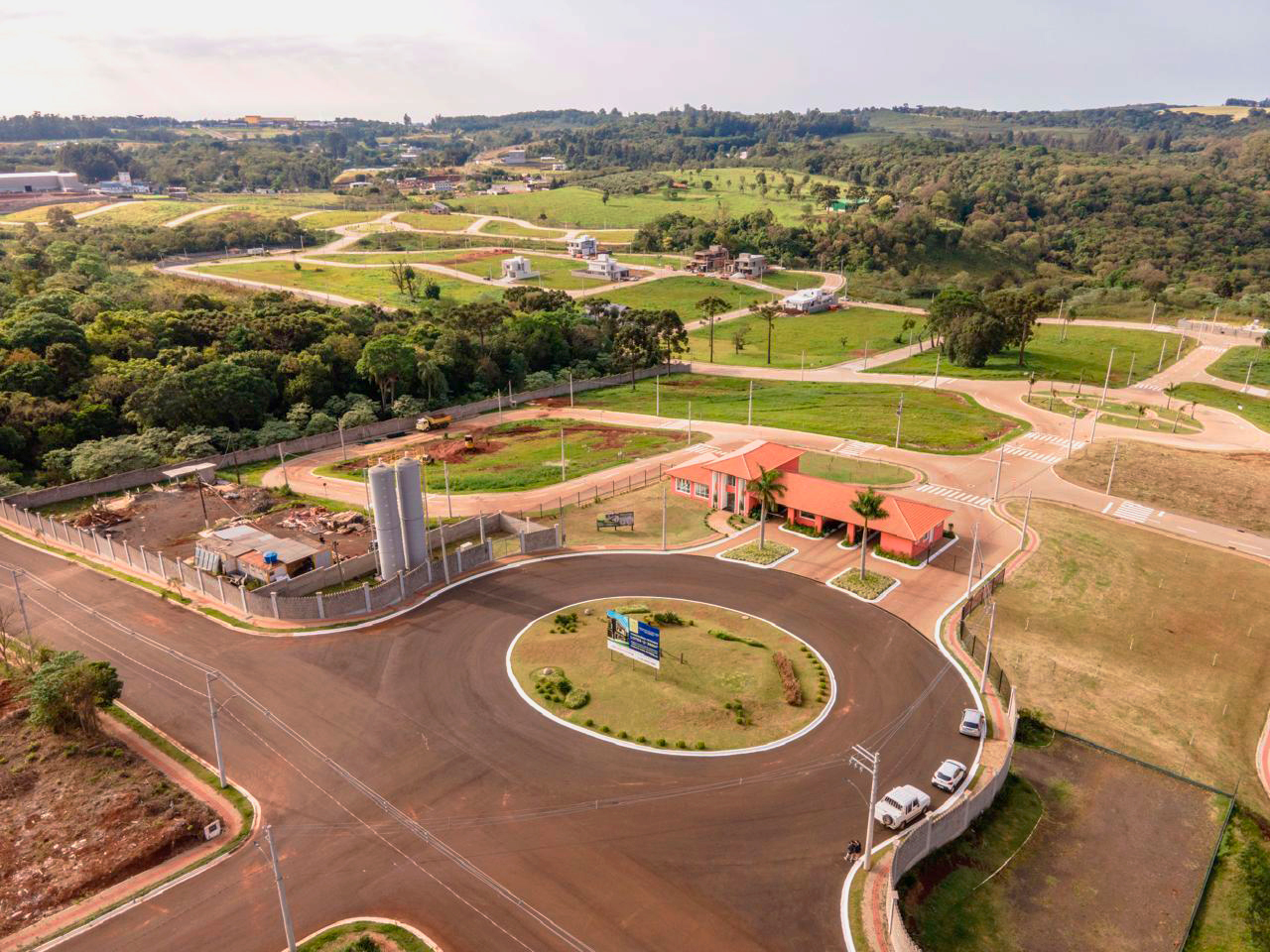 Terreno para Construção Residencial no Loteamento Real Park, em Chapecó/SC<br>
Excelente oportunidade de investimento em um terreno plano no Loteamento Real Park, em Chapecó/SC, com vocação totalmente residencial.<br>
Dados do Imóvel:<br>
 * Tipo: Terreno <br>
 * Localização: Bairro Santos Dumont, em Chapecó/SC (Rua Davi Borela Davi).<br>
 * Área Total: 400m² (15x27m²).<br>
 * Quarteirão/Lote: 5302 / Lote 3p.<br>
 * Matrícula: 155.260.<br>
 * IPTU: Em dia (120023).<br>
Diferenciais do Terreno:<br>
 * Área Ampla: Espaço ideal de 400m² para a construção da casa dos seus sonhos.<br>
 * Localização no Loteamento: Situado no Loteamento Real Park.<br>
 * Posição: Testada principal para o leste.