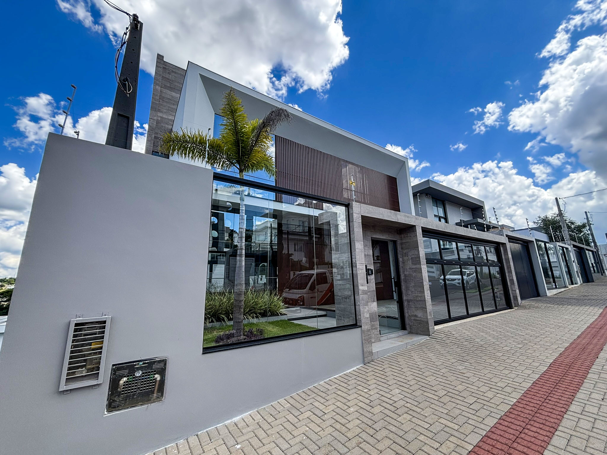 Diferenciais do Residencial<br>
<br>
1. FORRO em gesso com negativo;<br>
2. INFRA ESTRUTURA ELÉTRICA para Lógica, TV, Alarme, Câmeras, Cerca Elétrica, Placas Fotovoltaicas;<br>
3. INFRA ESTRUTURA HIDÁULICA de Água fria, Água<br>
quente com sistema de aquecimento solar com boiler, cisterna de água da chuva para reuso;<br>
4. INFRA ESTRUTURA para climatização e ar central nas salas;<br>
5. INFRA ESTRUTURA para aquecedor a gás;<br>
6. ASPIRAÇÃO CENTRAL com 8 pontos;<br>
7. REVESTIMENTO em porcelanato da marca<br>
"PORTOBELLO";<br>
8. PISOS AQUECIDOS na suíte máster e banheiros;<br>
9. PORTAS INTERNAS com pintura PU e borracha de vedação acústica;<br>
10. NICHOS nos banheiros;<br>
11. ESQUADRIAS em alumínio na linha GOLD na cor preta;<br>
12. FACHADA da frente e atrás com esquadrias em glazzing;<br>
13. PISO LAMINADO nas suites;<br>
14. PISCINA em vinil com prainha e hidro (spa);<br>
15. ESCADA plissada com guarda corpo de vidro;<br>
16. SUITE MASTER com closet e espaço para banheira<br style="-webkit-font-smoothing: antialiased; -webkit-tap-highlight-color: transparent; color: #ebeef5; font-family: Inter, sans-serif; font-size: 14px; white-space: pre-wrap;">
 