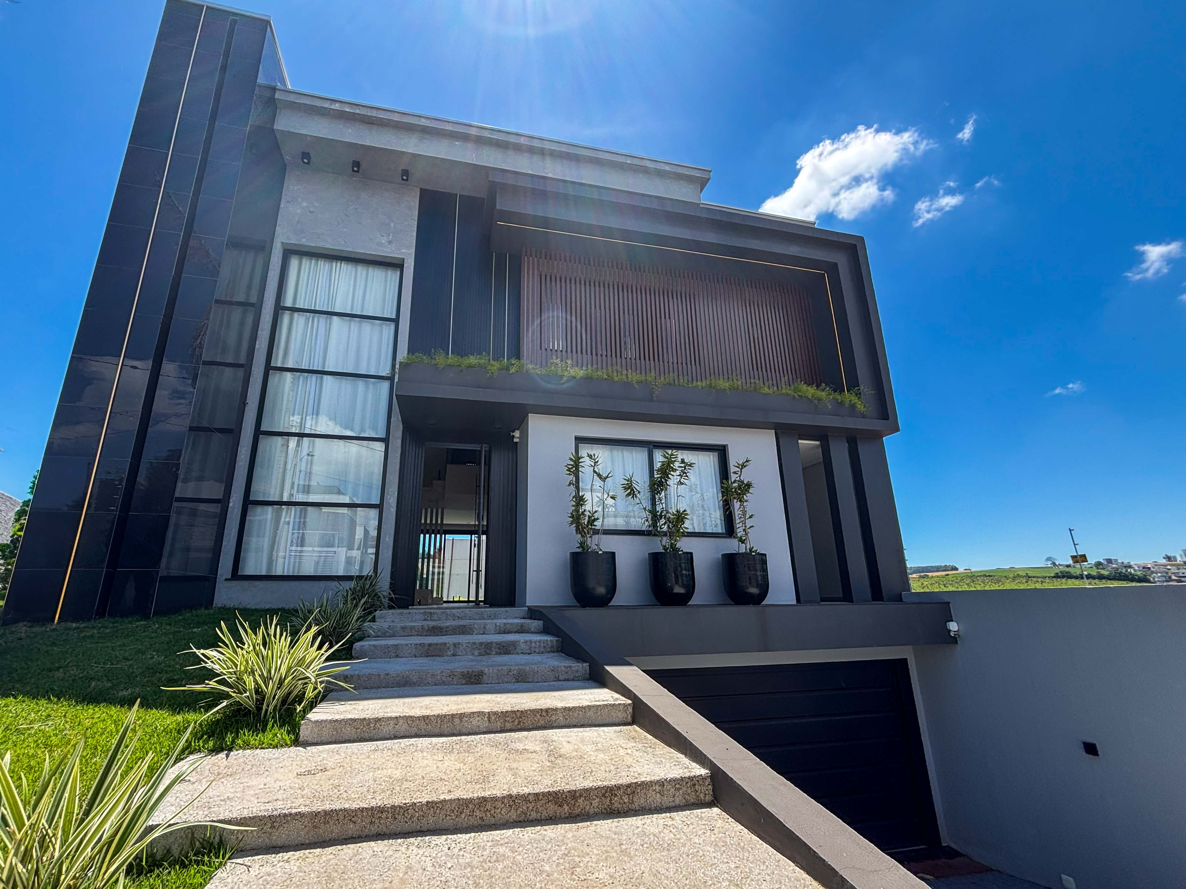 📍Loteamento Walwille, Chapecó/SC.<br>
<br>
Casa de 3 pavimentos, área de festas em ambiente privativo, separado da área íntima da casa.<br>
<br>
✅ 308,00m2, semi-mobiliada<br>
✅ 3 amplas suítes<br>
✅ Sala de estar<br>
✅ Sala de jantar <br>
✅ Cozinha <br>
✅ Área de serviço<br>
✅ Lavabo<br>
✅ Escritório <br>
✅ Garagem coberta para 2 veículos, e 2 vagas descobertas.<br>
✅ Depósito<br>
✅ Salão de festas <br>
✅ Banheiro social área de festas<br>
✅ Piscina em alvenaria com aquecimento. <br>
✅ Área terreno: 360m2<br>
<br>
✅ Valor de venda R$ 2.990.000,00 <br>
<br>
Aceitamos permuta.