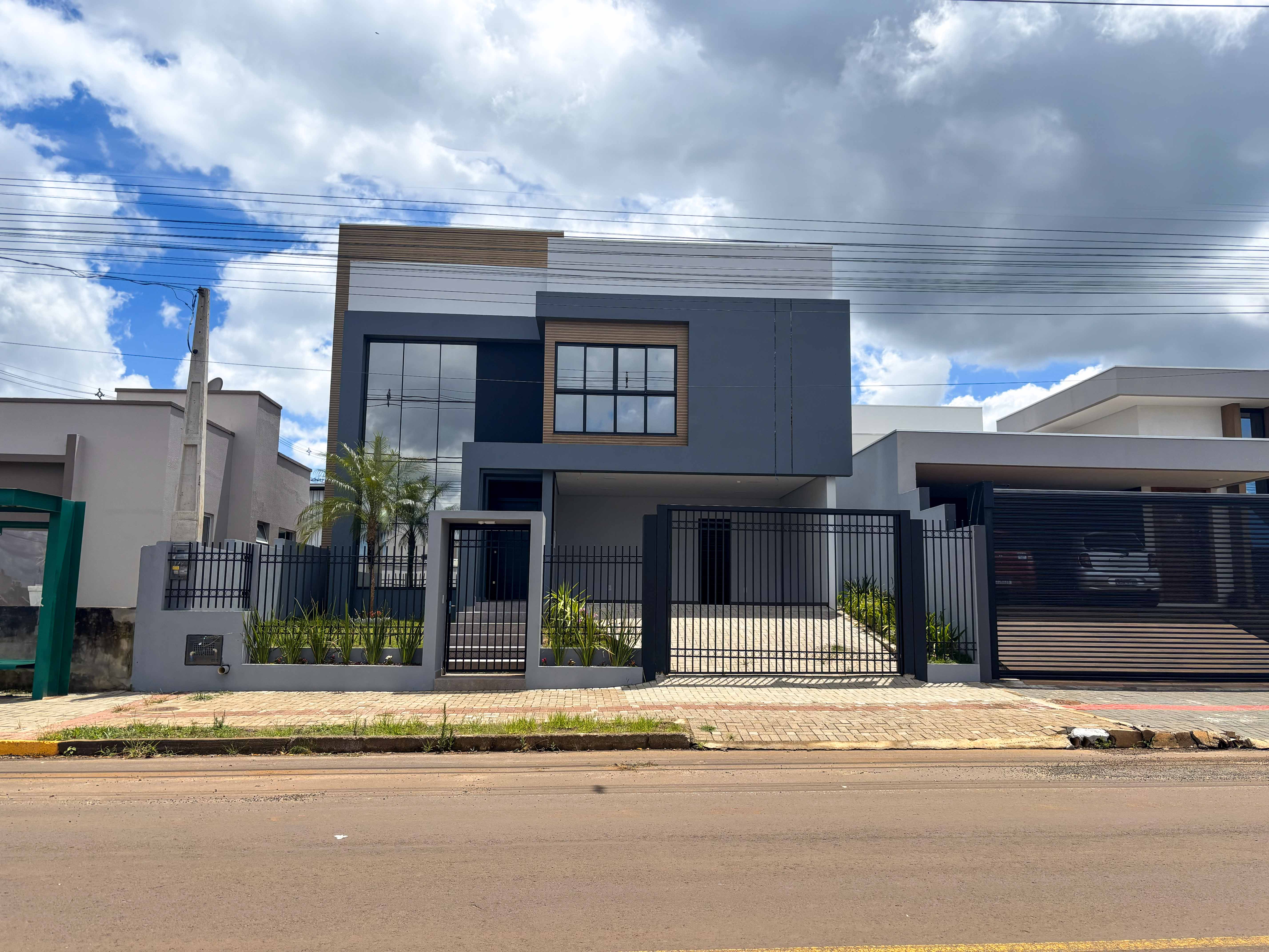 Casa em construção na Rua Olivio Tauffer, 549 E, bairro Desbravador <br>
Casa de dois pisos<br>
<br>
Piso superior:<br>
Suite grande com espaço para fazer vestir. (20 m²)<br>
Dois quartos grandes, 14m² cada, (pode ser feito uma suíte em um deles).<br>
Banheiro social <br>
<br>
Piso inferior: <br>
Cozinha<br>
Churrasqueira<br>
Salas integradas<br>
Área de serviço<br>
Lavabo <br>
Garagem para dois carros<br>
Piscina com hidromassagem, led, (sem aquecimento).<br>
<br>
Terreno de 300m². (12x25)<br>
Casa 179m².<br>
<br>
Casa construída com material de primeira:<br>
*Hidráulica da marca Tigre,<br>
*Luminárias todas de led,<br>
*telhado de aluzinco com isopor, <br>
*laje,<br>
*Caixa de água potável com capacidade para 2.000 litros (pode ficar uma semana sem fornecido de água que não irá faltar).<br>
*Espera para água quente nos banheiros e cozinha.<br>
*Espera para ar condicionado nos três quartos.<br>
*Janelas dos dois quartos de fundos com persianas integradas (manual).<br>
<br>
Jardim, portão de elevação.<br>
<br>
<br>
Valor R$1.300.000,00.