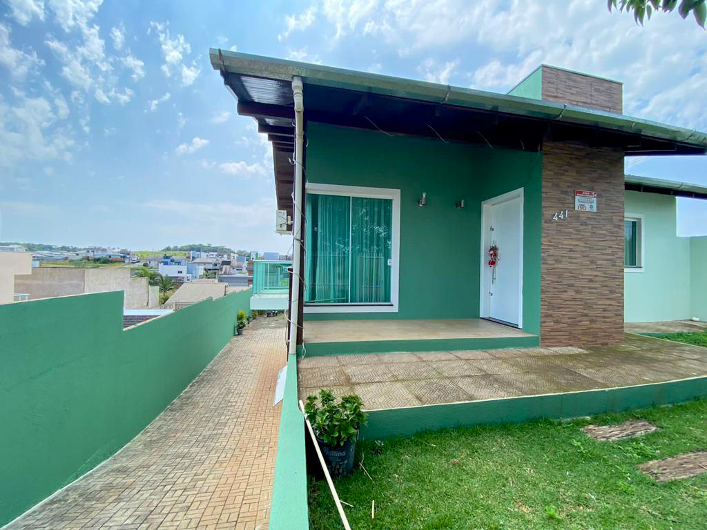 Em cima tem 1 suíte, com closet, <br>
2 quartos<br>
1 banheiro <br>
Sala <br>
Em baixo:<br>
Sala <br>
Cozinha<br>
Banheiro <br>
1 quarto, <br>
Lavanderia <br>
Área de festas <br>
Banheiro <br>
2 quartinhos<br>
 