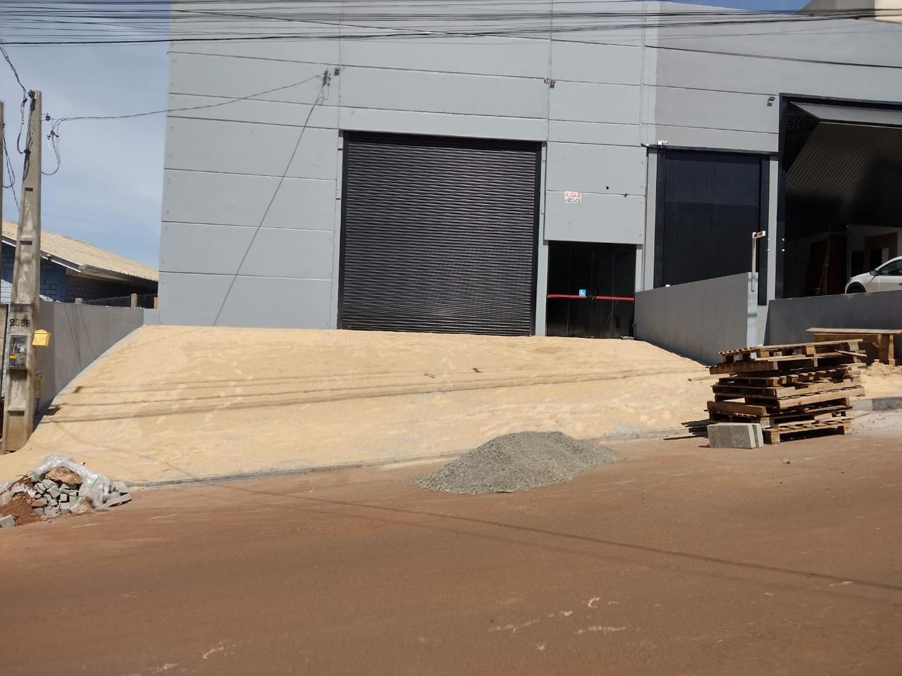 <h3>Barracão para locação em Chapecó</h3>
<br>
Descubra o espaço ideal para o seu negócio! Este barracão oferece uma ampla área construída, perfeita para atender suas necessidades.
<ul style="list-style: none;">
	<li><strong>Estacionamento:</strong> Sim</li>
	<li><strong>Área Total Construída:</strong> 215 m²</li>
</ul>
Não perca a oportunidade de alavancar sua empresa em um local estratégico. Agende uma visita e venha conhecer!