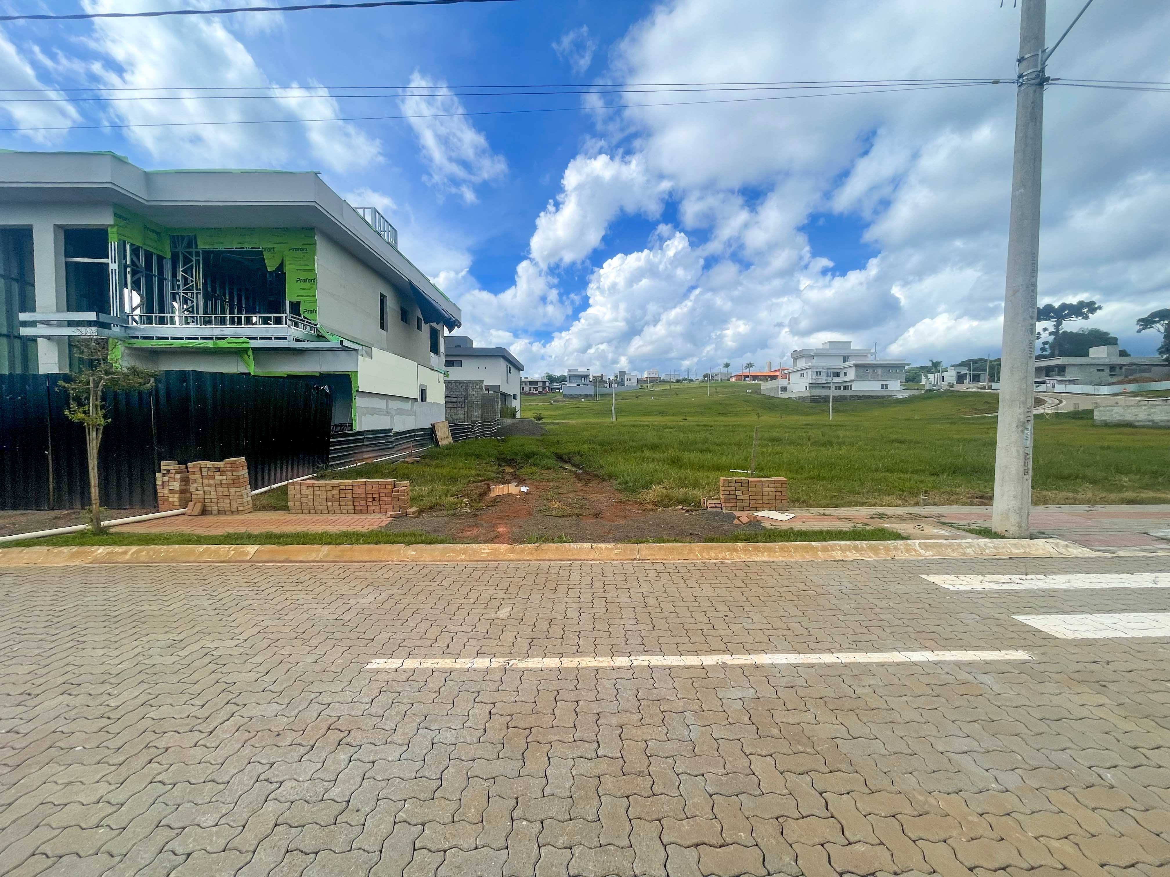 <p>Terreno 12x30m</p>

<p>Totalmente plano</p>
