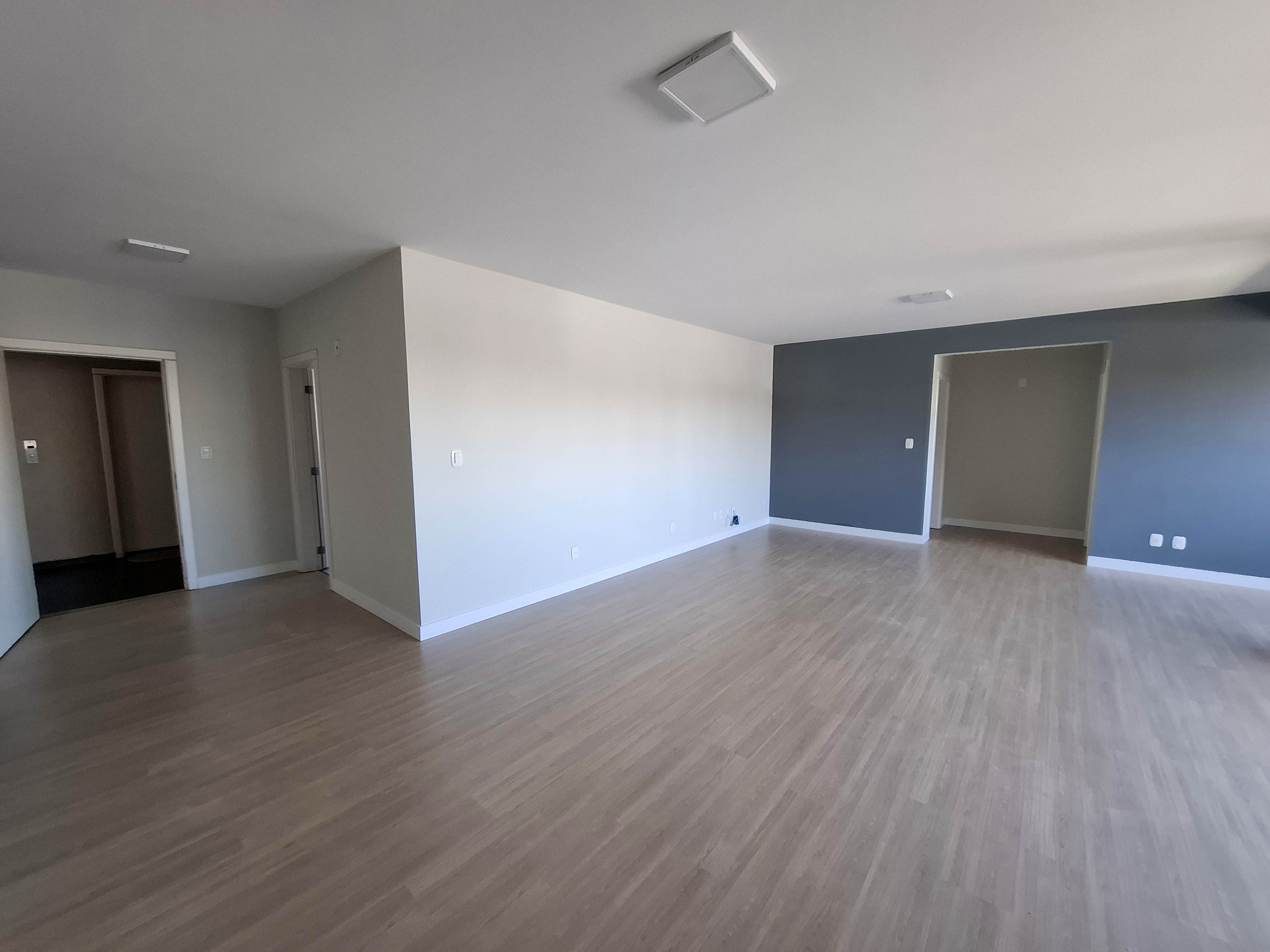 <p>- APARTAMENTO COM SALA PARA 3 AMBIENTES</p>

<p>- RECÉM REFORMADO E INSTALADO PISO LAMINADO</p>

<p>- ELEVADOR</p>

<p>- APENAS DOIS APTOS POR ANDAR</p>

<p>- AMBIENTES AMPLOS</p>
