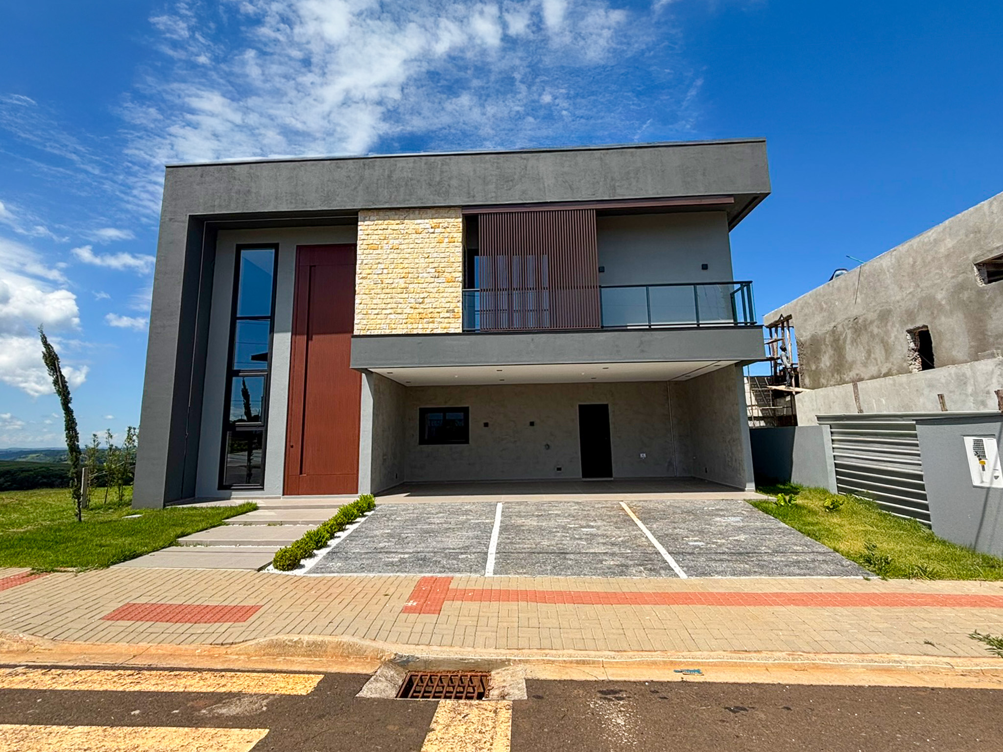 Residência entregue totalmente mobiliada e equipada, com acabamentos e itens selecionados, pronta para morar. O imóvel conta com cortinas sob medida, incluindo modelos motorizados, pedras instaladas conforme projeto em quase toda a casa, além de mobiliário completo, contemplando sala de estar e jantar, suíte master e closet. Dispõe ainda de eletrodomésticos inclusos, como adega climatizada, lava-louças e duas TVs 4K, reforçando o conceito de conforto e sofisticação. ✔️ Todos os itens já estão inclusos no valor do imóvel, com possibilidade de adequação conforme negociação.