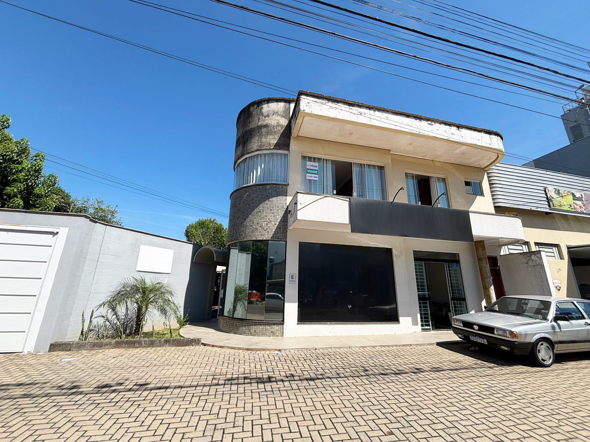 <p data-end="225" data-start="91">Este anúncio refere-se a um <strong data-end="176" data-start="119">conjunto de três imóveis localizados no mesmo terreno</strong>, formando um único patrimônio à venda. São eles:</p>

<p data-end="315" data-start="227">✔ <strong data-end="253" data-start="229">Uma casa residencial</strong><br data-end="256" data-start="253">
	✔ <strong data-end="288" data-start="258">Um apartamento residencial</strong><br data-end="291" data-start="288">
	✔ <strong data-end="315" data-start="293">Uma sala comercial</strong></p>

<p data-end="627" data-start="317">Todos os três imóveis permanecem dentro do mesmo lote, porém com finalidades diferentes: duas unidades voltadas para moradia (casa e apartamento) e uma unidade destinada a uso comercial. Isso permite que o comprador utilize para moradia, invista para locação, ou até mesmo trabalhe e residencie no mesmo local.</p>

<p data-end="836" data-start="629">O valor de venda é <strong data-end="668" data-start="648">único e integral</strong>, totalizando <strong data-end="701" data-start="682">R$ 2.800.000,00</strong>, já incluindo os <strong data-end="742" data-start="719">três imóveis juntos</strong>.<br data-end="746" data-start="743">
	➡ <strong data-end="790" data-start="748">Não há possibilidade de venda separada</strong>, pois a negociação contempla o lote completo.</p>
