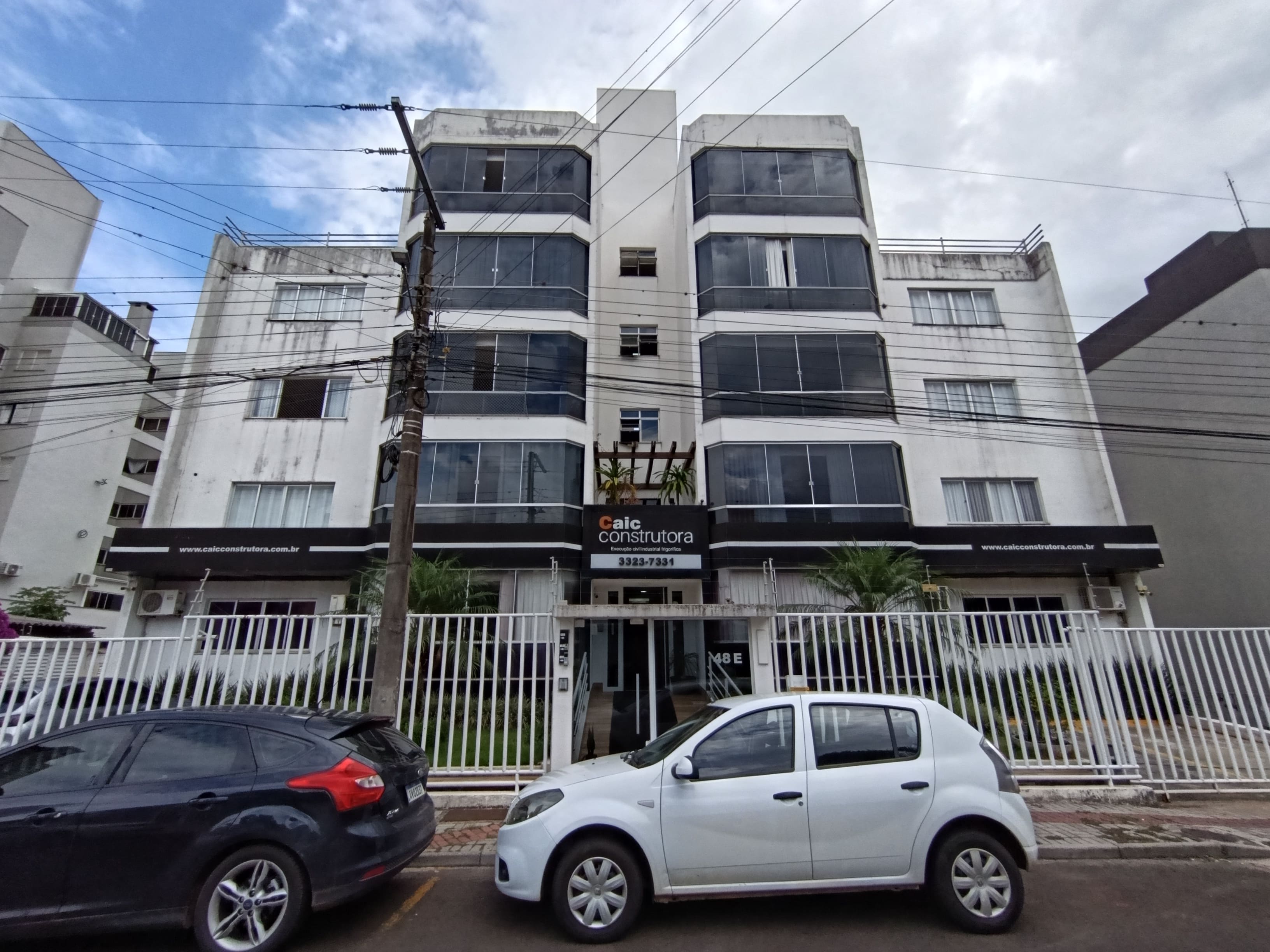 Sala Com Sofá, Painel de Tv Com Tv e Climatizador.<br>
Cozinha Com Pia, Armários, Cooktop, Geladeira, Forno Elétrico e Microondas.<br>
Area de Serviço Com Maquina de Lavar Roupas.<br>
Quartos com Camas, Guarda Roupas e Climatizadores.<br>
Sacada Fechada.<br>
 