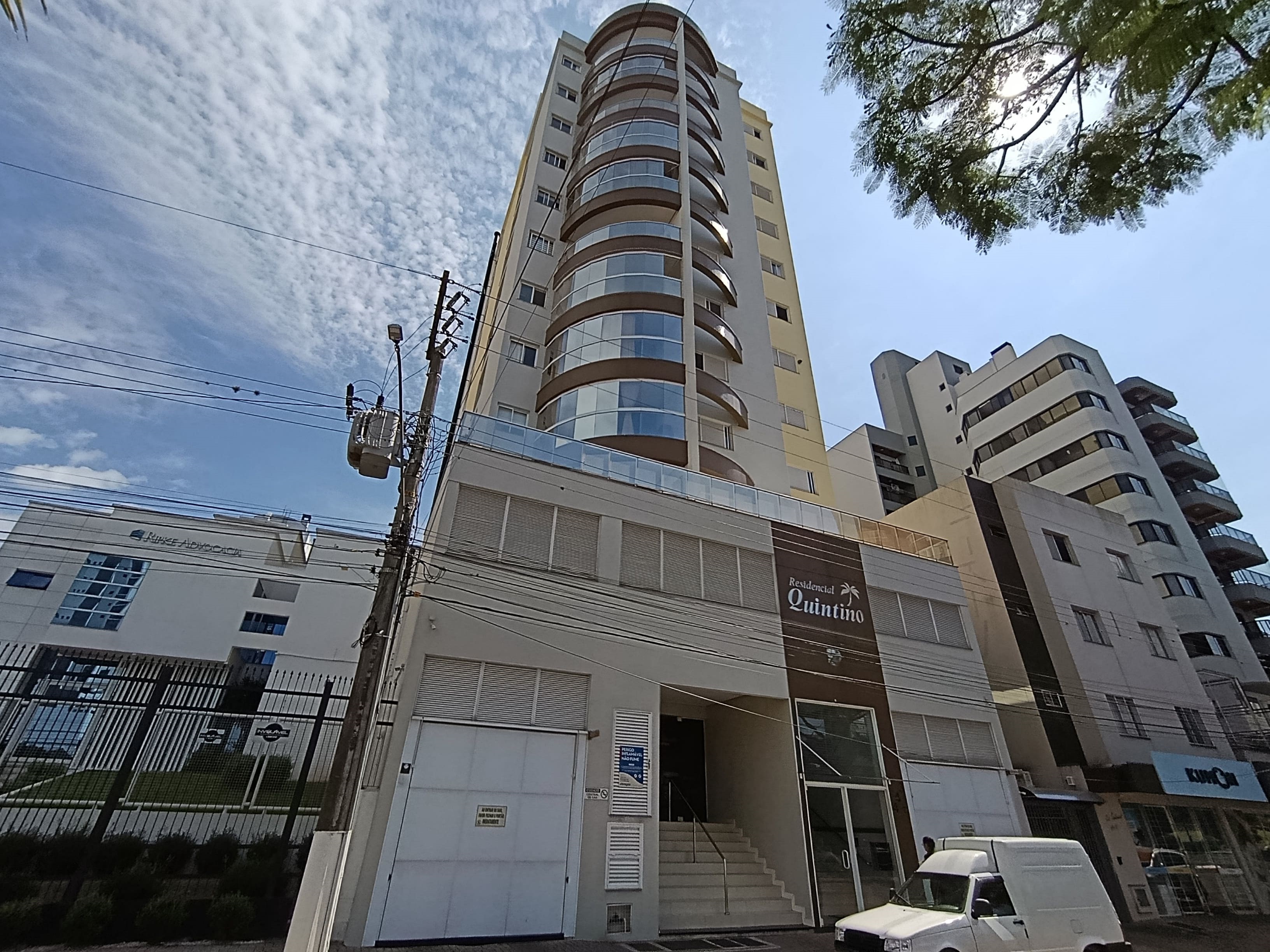 Apartamento de Frente.<br>
Sala com painel de TV.<br>
Cozinha Com Pia, Armários e Cooktop.<br>
Area de Serviço com Maquina de Lavar Roupas.<br>
Quartos Com Guarda Roupas.<br>
Terraço.