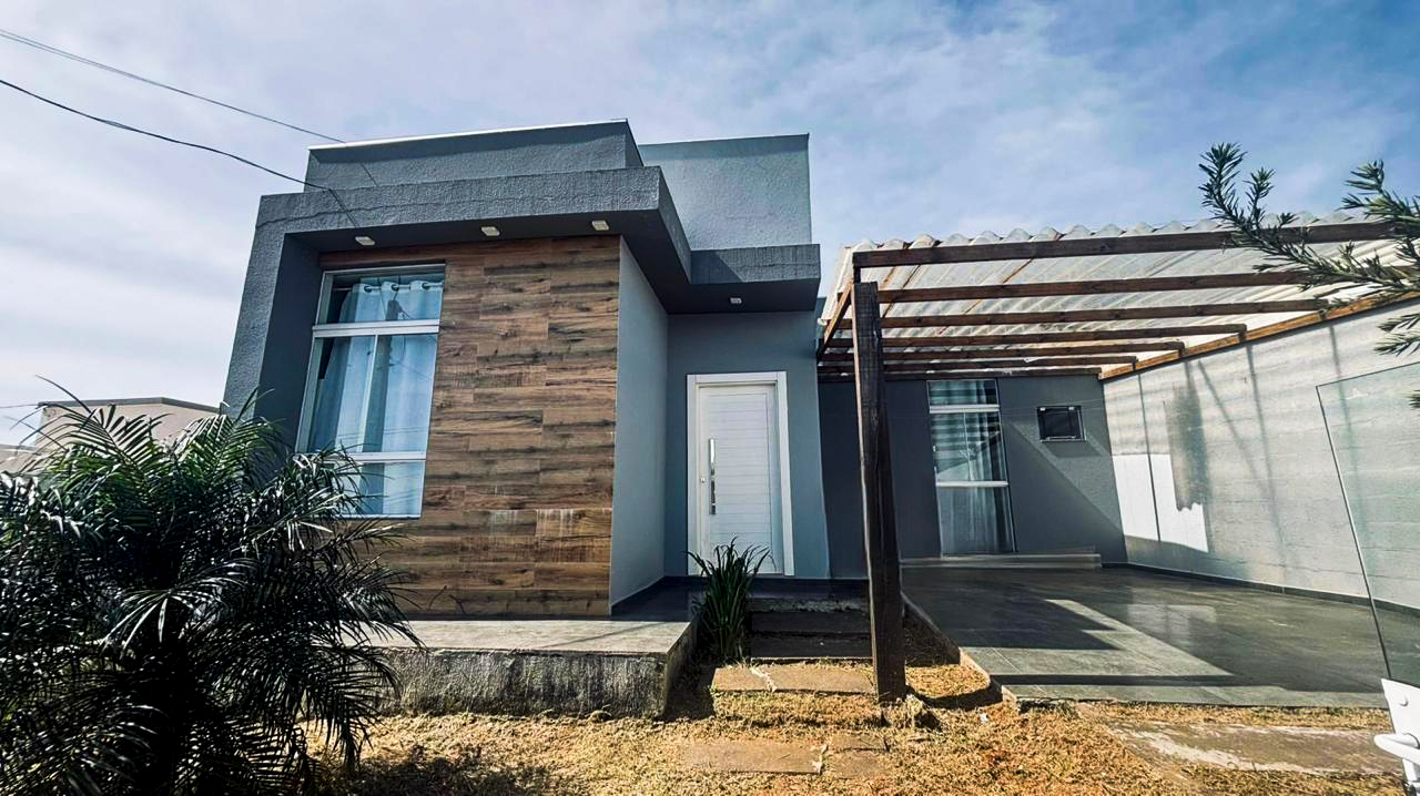 <p data-end="219" data-start="156"><strong data-end="219" data-start="159">Casa moderna com piscina no Bairro Desbravador – Chapecó</strong></p>

<p data-end="415" data-start="221">Excelente oportunidade para morar ou investir! Casa de <strong data-end="308" data-start="276">alvenaria construída em 2023</strong>, com <strong data-end="342" data-start="314">100 m² de área privativa</strong> em terreno de <strong data-end="367" data-start="357">240 m²</strong>, localizada próximo à <strong data-end="414" data-start="390">Praça do Desbravador</strong>.</p>

<p data-end="660" data-start="417"><strong data-end="442" data-start="419">O imóvel conta com:</strong><br data-end="445" data-start="442">
	• 3 dormitórios (1 suíte)<br data-end="473" data-start="470">
	• Sala de estar<br data-end="491" data-start="488">
	• Cozinha<br data-end="503" data-start="500">
	• 2 banheiros sociais<br data-end="527" data-start="524">
	• Área de serviço<br data-end="547" data-start="544">
	• Churrasqueira<br data-end="565" data-is-only-node="" data-start="562">
	• <strong data-end="578" data-start="567">Piscina</strong><br data-end="581" data-start="578">
	• <strong data-end="602" data-start="583">Salão de festas</strong><br data-end="605" data-start="602">
	• Piso em porcelanato<br data-end="629" data-start="626">
	• 2 vagas de garagem cobertas</p>

<p data-end="774" data-start="662">✔ Aceita financiamento<br data-end="714" data-start="711">
	✔ Aceita permuta sob avaliação<br data-end="747" data-start="744">
	✔ Aceita carro no negócio</p>

<p data-end="812" data-start="776">Bairro Desbravador – Chapecó/SC</p>

<p data-end="888" data-start="814"> </p>
