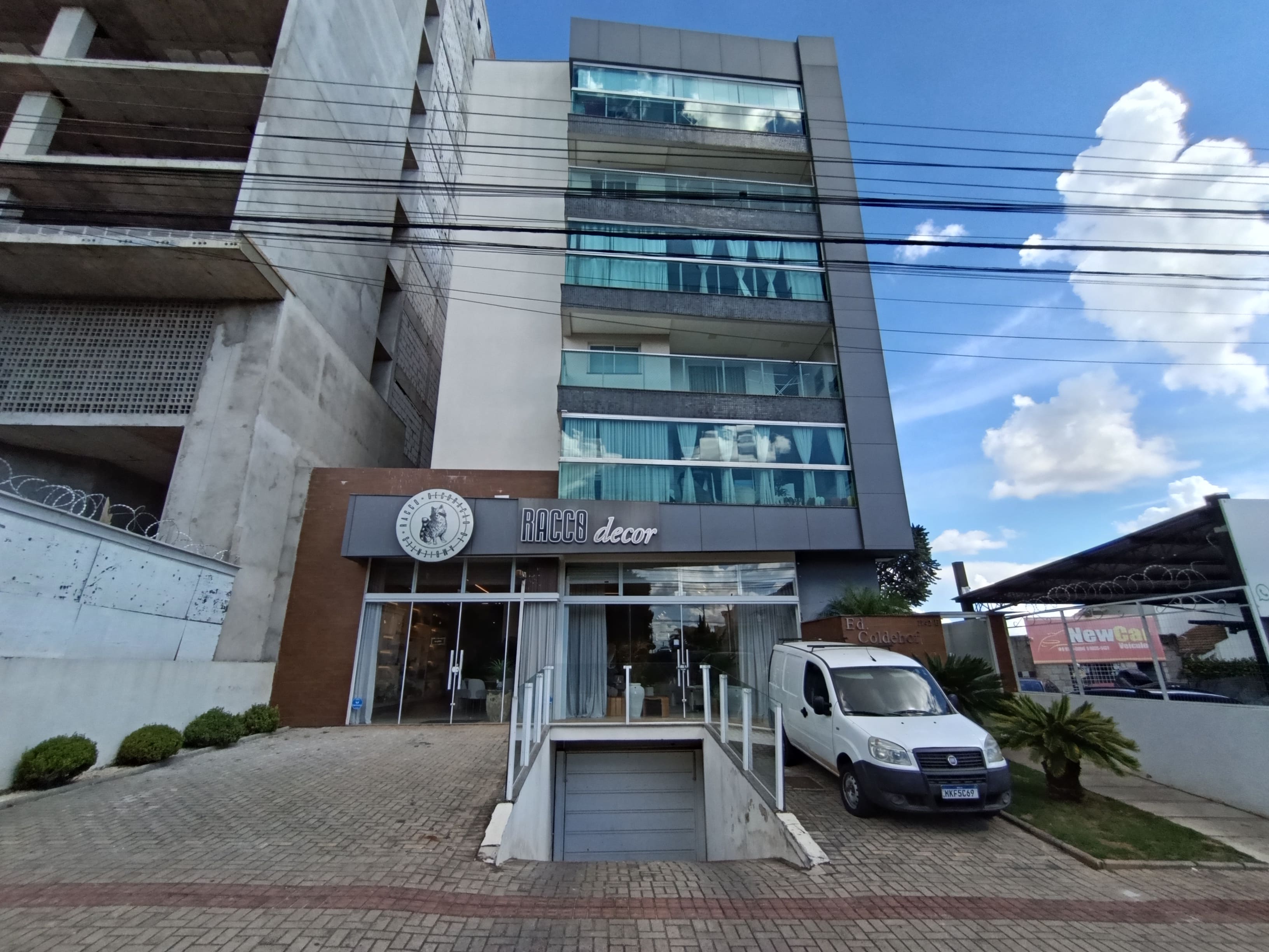 Apartemento de Fundos. Cozinha Com Pia, Armários e Cooktop.