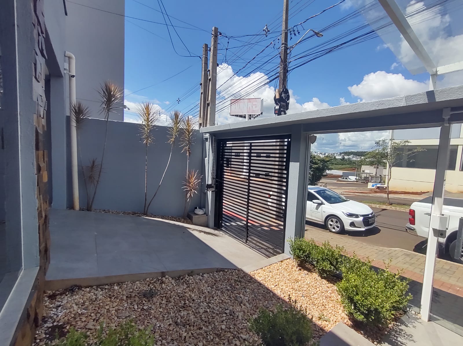 <p>Casa ampla com area de festa, picina e uma sala comercial frente rua. </p>

<p>Localizada na Avenida principal do bairro, proximo a praça. </p>
