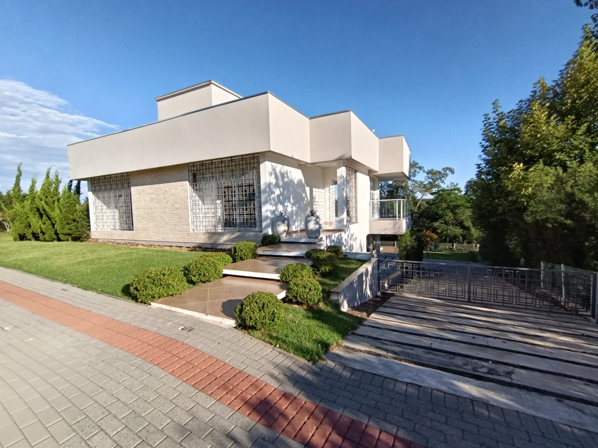 Sala Com Sofá.<br>
Cozinha Com Pia, Armários, Cooktop, Mesa Com Cadeiras, Forno elétrico, Microondas, Maquina de Lavar Louças, Fogão a Lenha e Geladeira.<br>
Àrea de Serviço Com Maquina de Lavar Roupas.<br>
Quartos Com Camas Guardas Roupas e Climatizadores.<br>
Jacuzzi.<br>
 