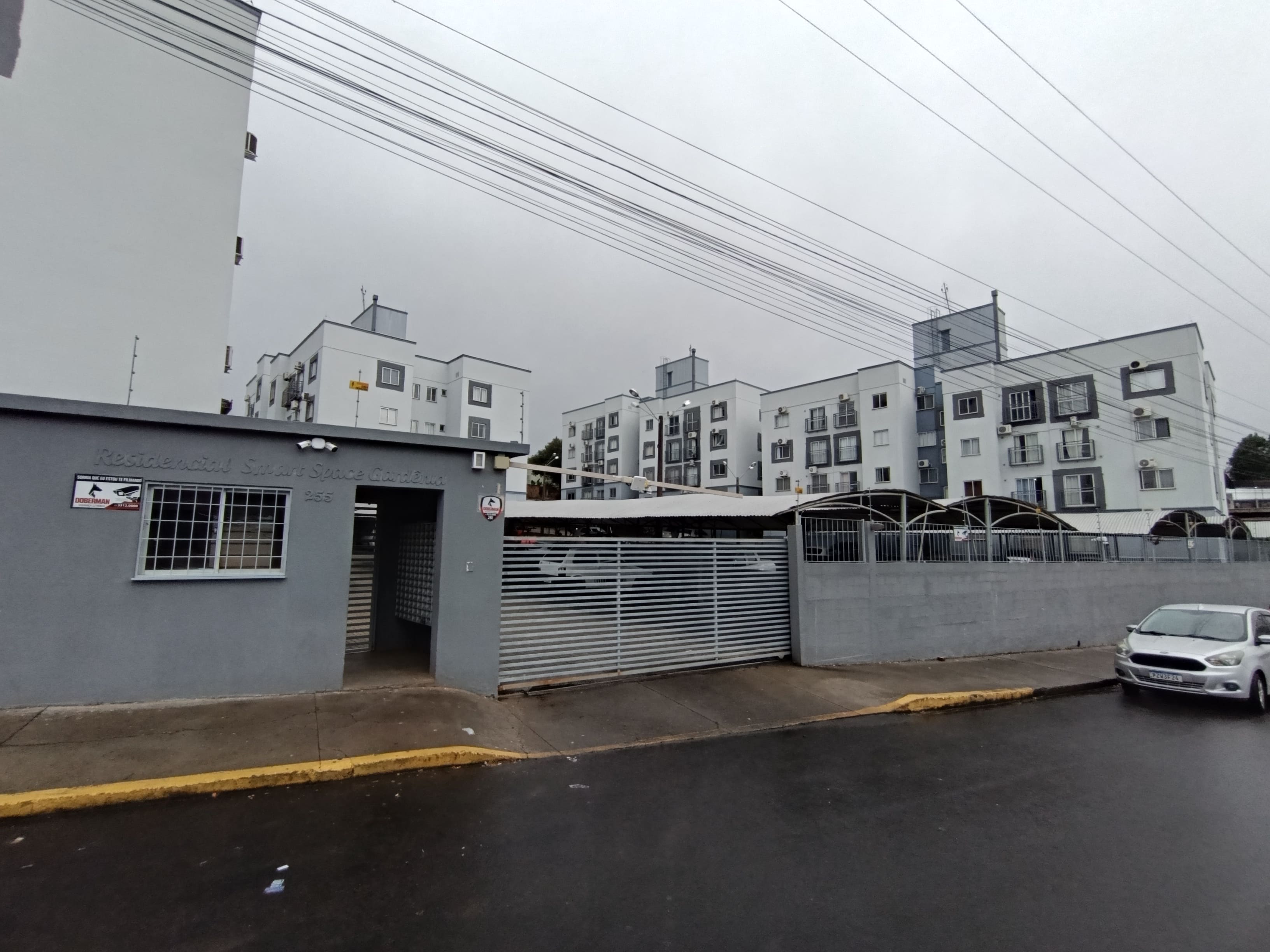 Apartamento de Frente. Sala com Painel de Tv e Climatizador. Cozinha Com Pia, Armários, Cooktop por Indução. Área de Serviço com Maquina de Lavar Roupas. Quartos 01 Com cama e Guarda Roupas. Quarto 02 Com Guarda Roupas e Climatizador.<br>
<br>
 