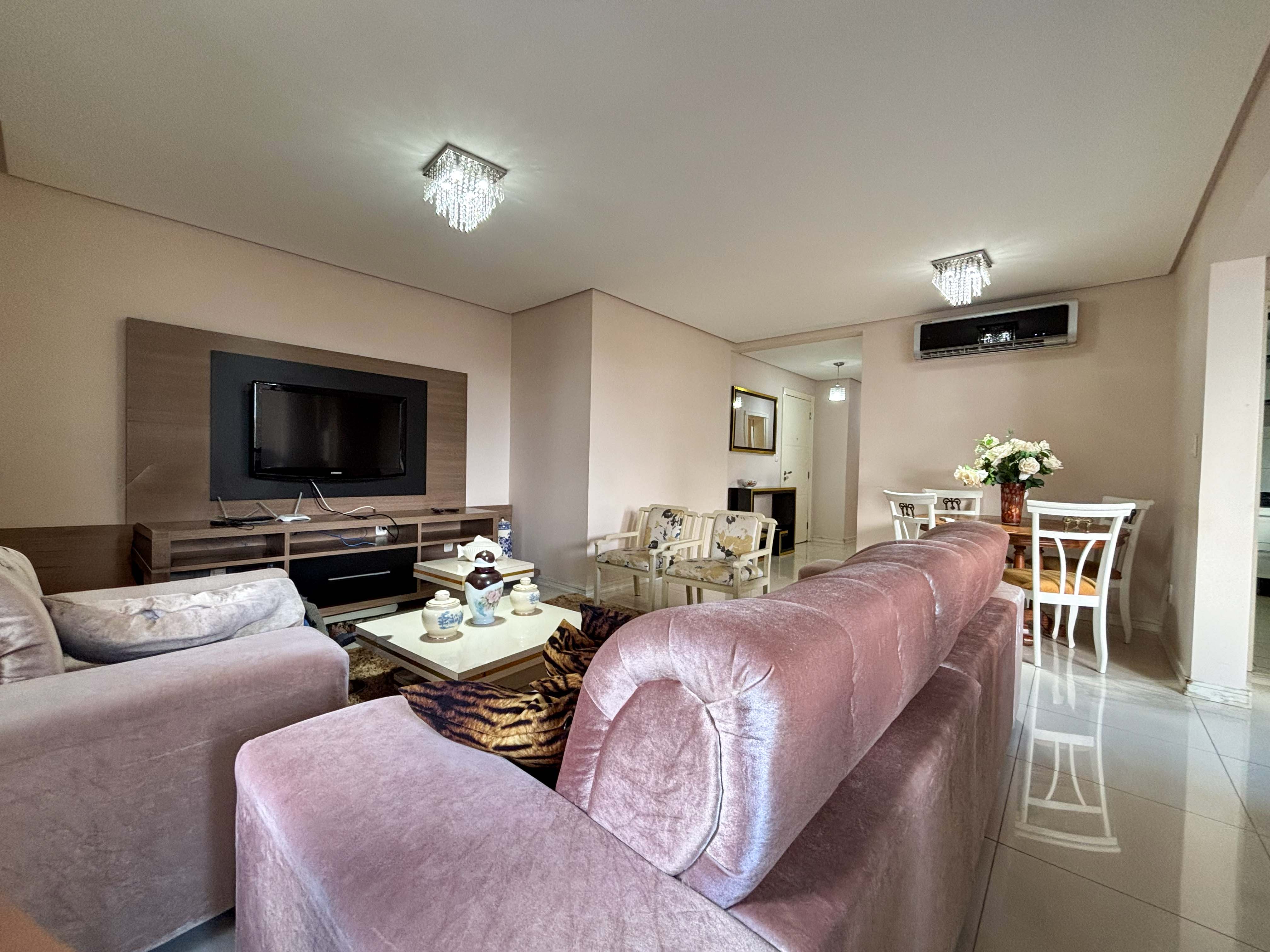 <p data-end="228" data-start="177"><strong data-end="224" data-start="179">SEU NOVO APARTAMENTO EM CHAPECÓ ESTÁ AQUI</strong> </p>

<p data-end="327" data-start="230">Sabe aquele imóvel que você entra e já consegue se imaginar morando?<br data-end="301" data-start="298">
	Esse é exatamente assim.</p>

<p data-end="544" data-start="329">Um apartamento pensado para quem busca <strong data-end="426" data-start="368">praticidade, conforto e qualidade de vida no dia a dia</strong>, com ambientes bem distribuídos e uma atmosfera aconchegante que faz você se sentir em casa desde o primeiro momento.</p>

<p data-end="748" data-start="546"><strong data-end="578" data-start="549">O que você vai encontrar:</strong><br data-end="581" data-start="578">
	• Ambientes funcionais e bem aproveitados<br data-end="625" data-start="622">
	• Excelente iluminação natural <br data-end="661" data-start="658">
	• Espaço ideal para viver bons momentos<br data-end="703" data-start="700">
	• Perfeito tanto para morar quanto investir</p>

<p data-end="869" data-start="750">É aquele tipo de imóvel que <strong data-end="799" data-start="781">resolve a vida</strong>:<br data-end="803" data-start="800">
	fácil de manter, fácil de financiar e com alta procura no mercado.</p>

<p data-end="949" data-start="871">Localizado em região com fácil acesso a tudo que você precisa no dia a dia.</p>

<p data-end="1052" data-start="951"><strong data-end="1001" data-start="954">Ótima oportunidade dentro da faixa de valor</strong> — imóveis assim não ficam muito tempo disponíveis.<br>
	Se você está pensando em sair do aluguel ou fazer um bom investimento, <strong data-end="1178" data-start="1128">esse é o tipo de imóvel certo para agir rápido</strong>.</p>
