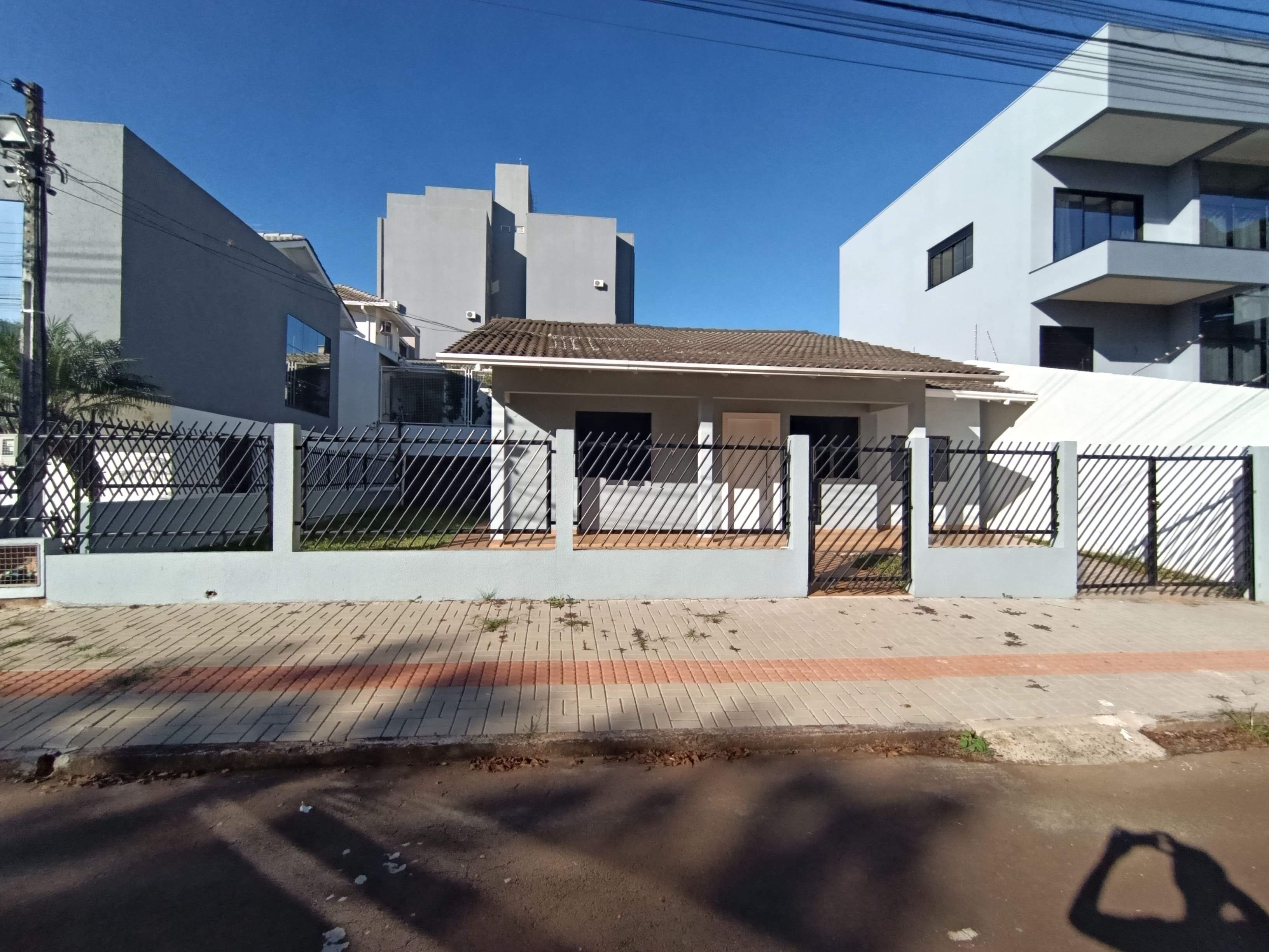Cozinha Com Pia, Armários, Coifa e Forno e Tv.<br>
Suite e Quarto 03 Com Guarda Roupas.<br>
Salão de Festas Mobiliado e Com Gipão.<br>
<br>
 
