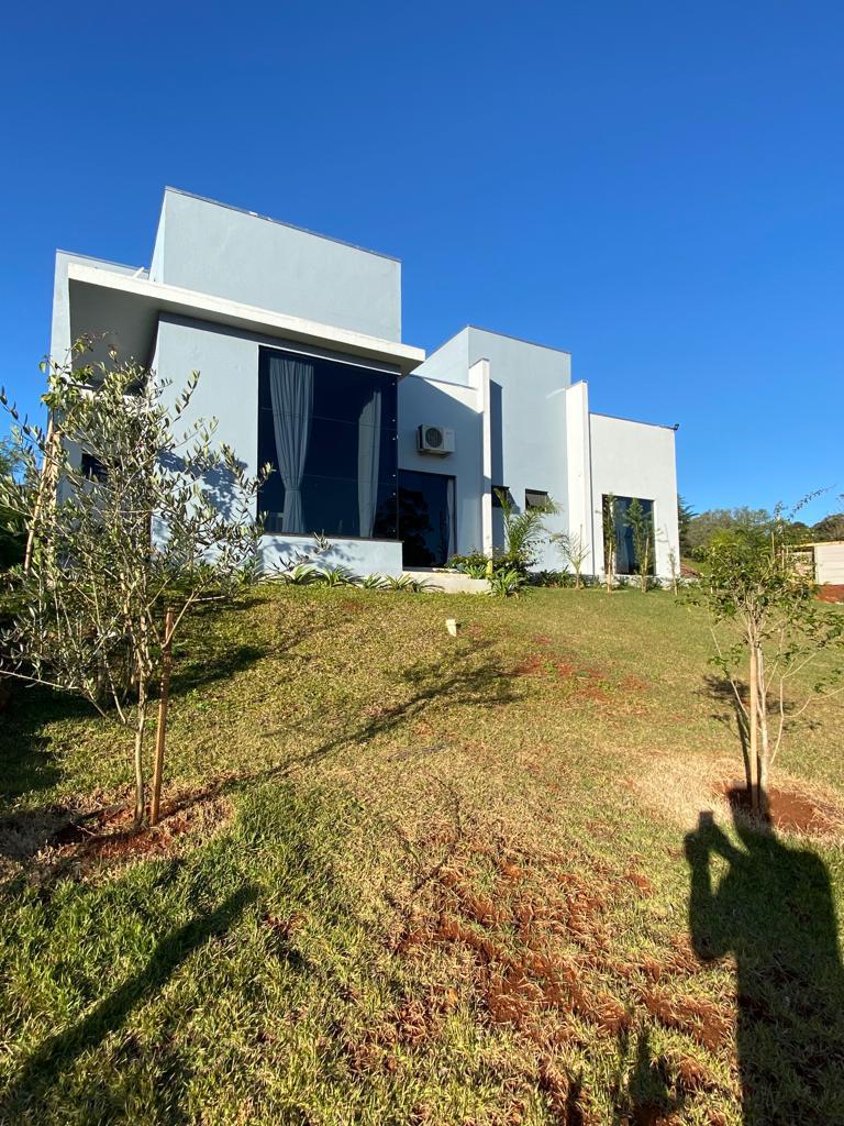 Casa em Condomino Fechado. Semi Mobiliada. Salão de festas com Quarto Adicional.