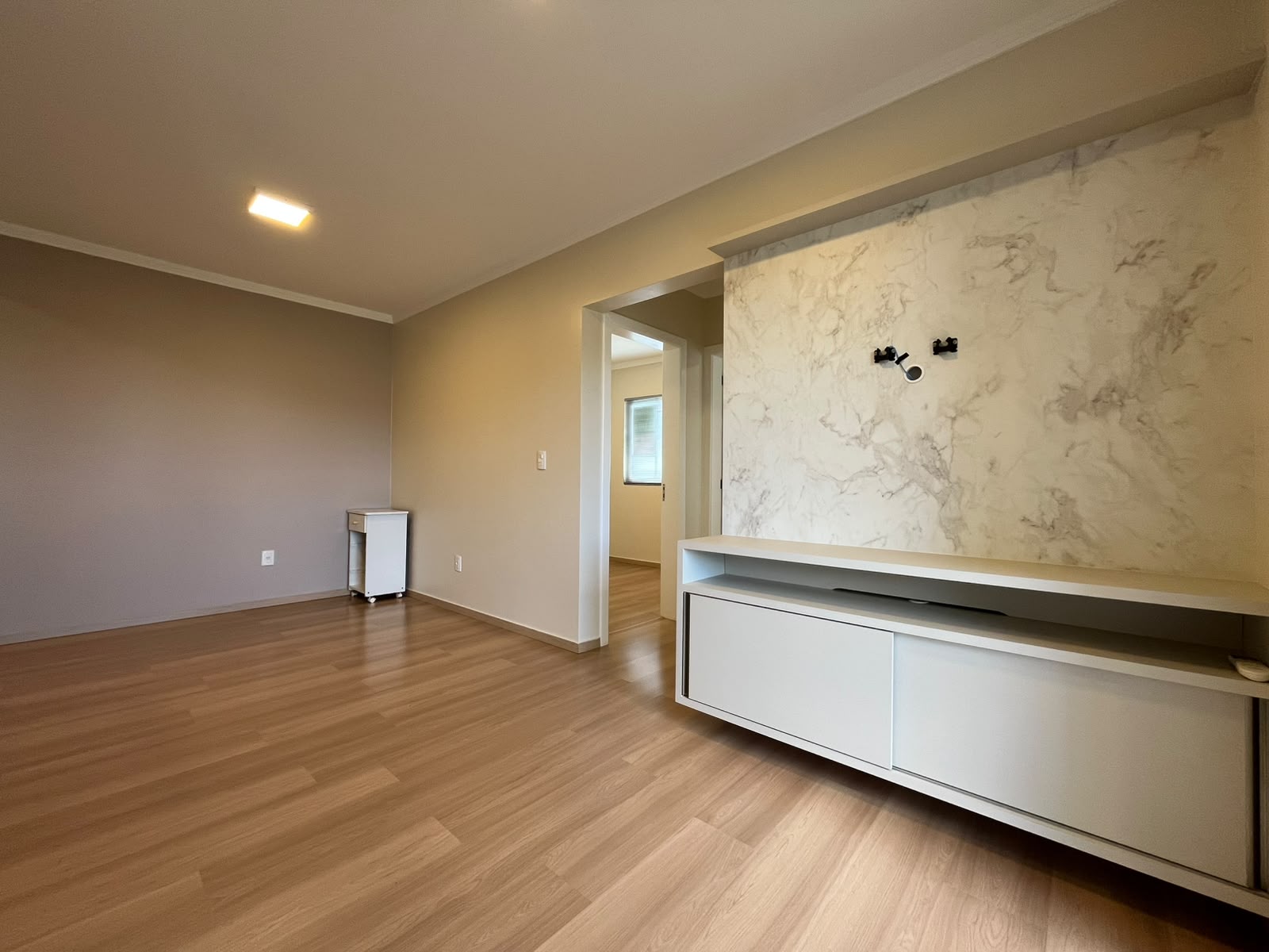 Excelente apartamento semi-mobiliado, pensado para oferecer conforto, praticidade e bem-estar em todos os ambientes.

O imóvel dispõe de uma ampla sala de estar, equipada com ar-condicionado, proporcionando maior conforto térmico em todas as estações do ano. A cozinha conta com móveis planejados de excelente qualidade, além de fogão cooktop de 4 bocas e forno elétrico, agregando funcionalidade e sofisticação ao ambiente.

A área íntima é composta por 2 dormitórios bem distribuídos e um banheiro social. O apartamento também possui uma sacada fechada com churrasqueira, ideal para momentos de lazer e confraternização com familiares e amigos.

Para maior comodidade, o imóvel oferece 2 vagas de garagem, garantindo praticidade e segurança aos moradores.

Diferenciais do imóvel:
* Apartamento semi-mobiliado;
* Sala de estar com ar-condicionado;
* Cozinha com móveis planejados;
* Fogão cooktop 4 bocas;
* Forno elétrico;
* 2 dormitórios;
* Banheiro social;
* Sacada fechada com churrasqueira;
* 2 vagas de garagem;
* Excelente padrão de conservação. - foto 3
