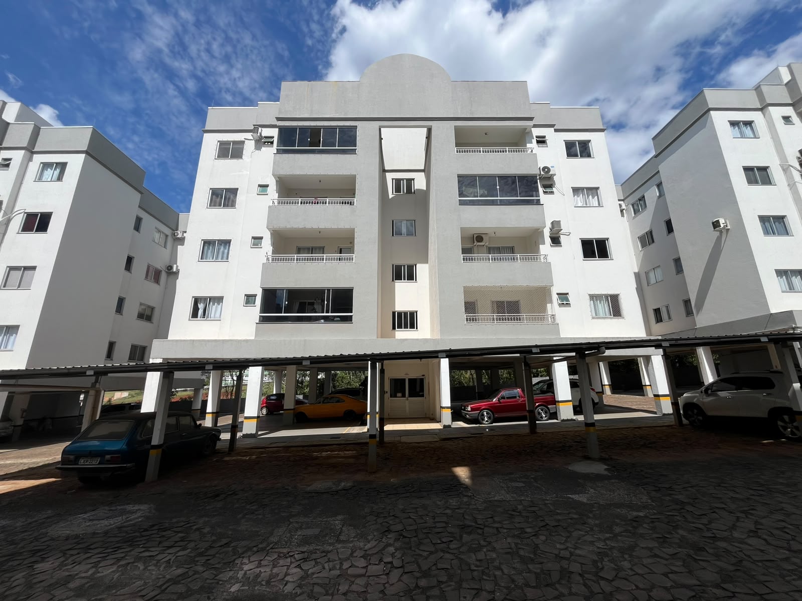 Excelente apartamento semi-mobiliado, pensado para oferecer conforto, praticidade e bem-estar em todos os ambientes.

O imóvel dispõe de uma ampla sala de estar, equipada com ar-condicionado, proporcionando maior conforto térmico em todas as estações do ano. A cozinha conta com móveis planejados de excelente qualidade, além de fogão cooktop de 4 bocas e forno elétrico, agregando funcionalidade e sofisticação ao ambiente.

A área íntima é composta por 2 dormitórios bem distribuídos e um banheiro social. O apartamento também possui uma sacada fechada com churrasqueira, ideal para momentos de lazer e confraternização com familiares e amigos.

Para maior comodidade, o imóvel oferece 2 vagas de garagem, garantindo praticidade e segurança aos moradores.

Diferenciais do imóvel:
* Apartamento semi-mobiliado;
* Sala de estar com ar-condicionado;
* Cozinha com móveis planejados;
* Fogão cooktop 4 bocas;
* Forno elétrico;
* 2 dormitórios;
* Banheiro social;
* Sacada fechada com churrasqueira;
* 2 vagas de garagem;
* Excelente padrão de conservação.