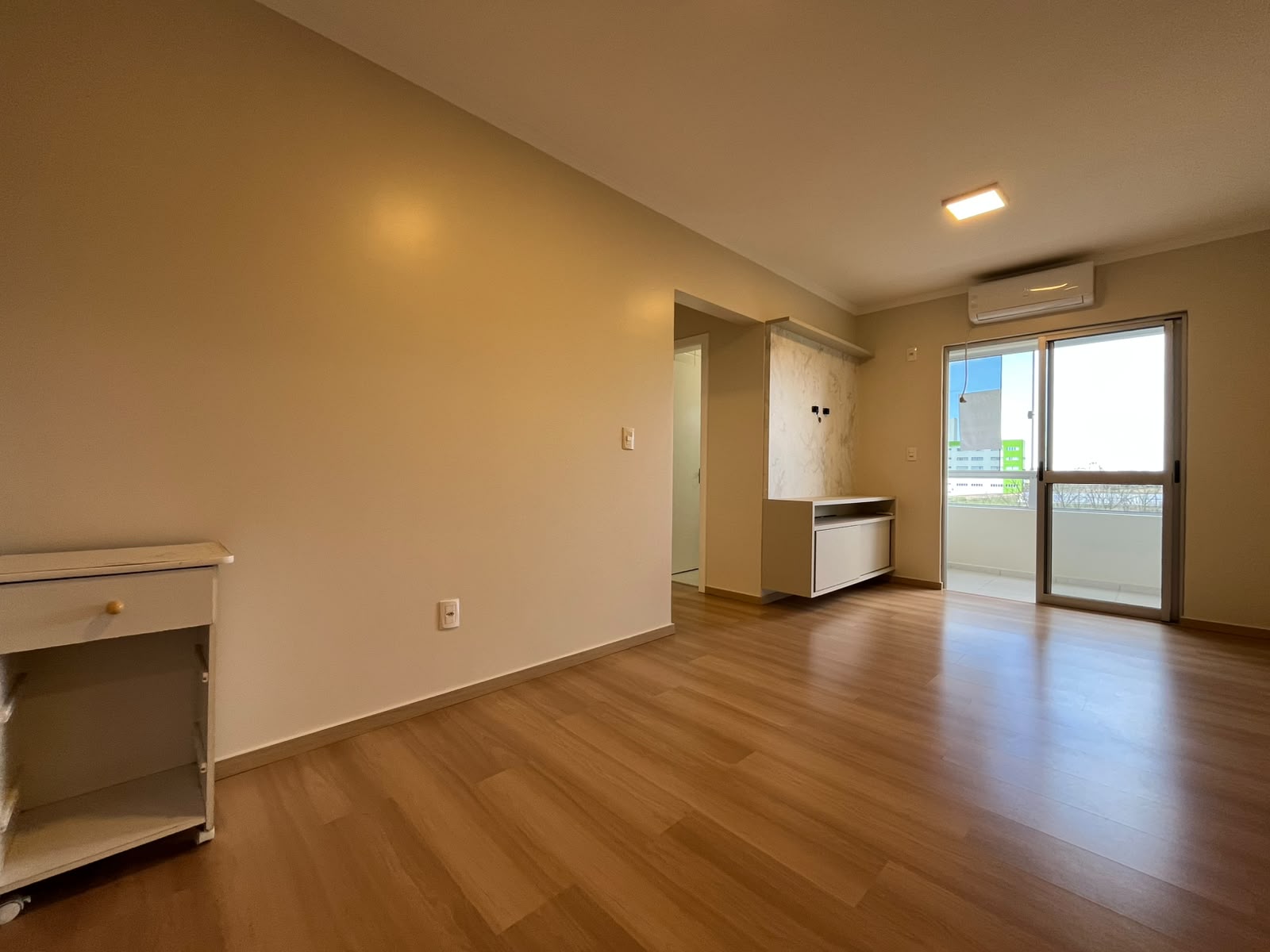Excelente apartamento semi-mobiliado, pensado para oferecer conforto, praticidade e bem-estar em todos os ambientes.

O imóvel dispõe de uma ampla sala de estar, equipada com ar-condicionado, proporcionando maior conforto térmico em todas as estações do ano. A cozinha conta com móveis planejados de excelente qualidade, além de fogão cooktop de 4 bocas e forno elétrico, agregando funcionalidade e sofisticação ao ambiente.

A área íntima é composta por 2 dormitórios bem distribuídos e um banheiro social. O apartamento também possui uma sacada fechada com churrasqueira, ideal para momentos de lazer e confraternização com familiares e amigos.

Para maior comodidade, o imóvel oferece 2 vagas de garagem, garantindo praticidade e segurança aos moradores.

Diferenciais do imóvel:
* Apartamento semi-mobiliado;
* Sala de estar com ar-condicionado;
* Cozinha com móveis planejados;
* Fogão cooktop 4 bocas;
* Forno elétrico;
* 2 dormitórios;
* Banheiro social;
* Sacada fechada com churrasqueira;
* 2 vagas de garagem;
* Excelente padrão de conservação. - foto 2