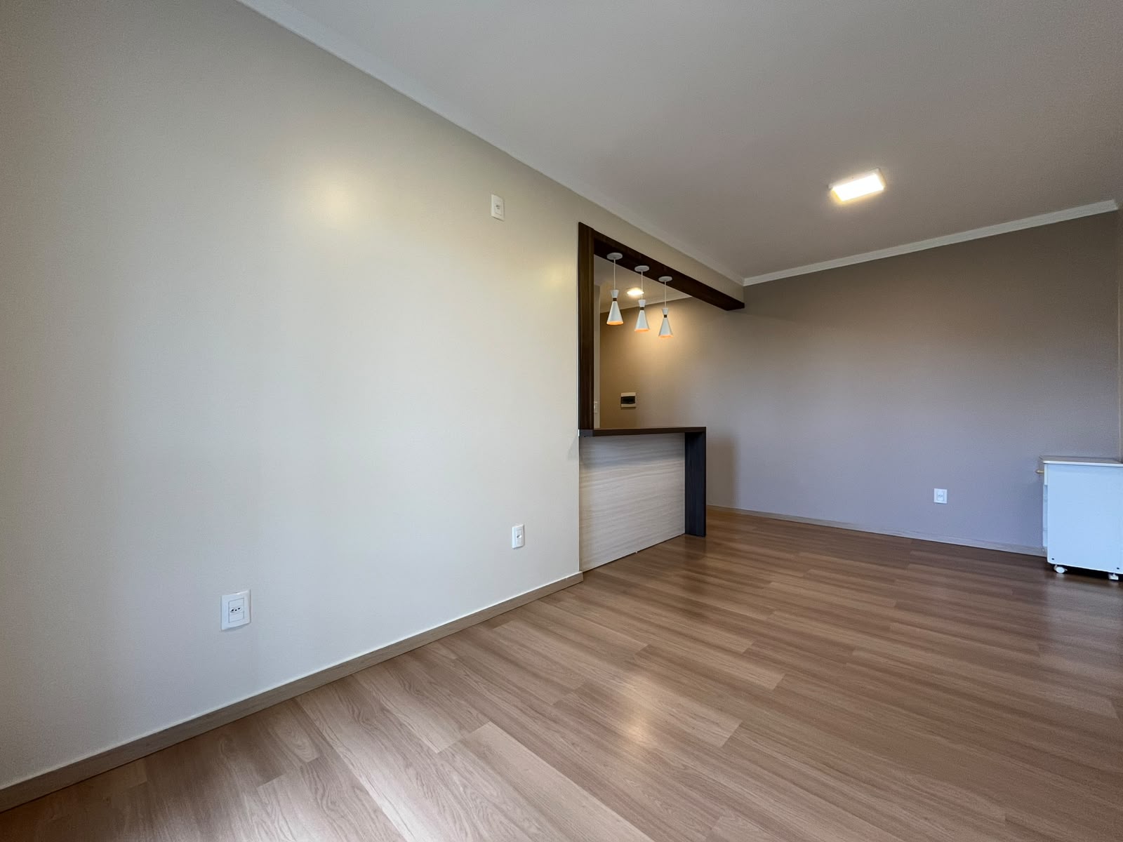 Excelente apartamento semi-mobiliado, pensado para oferecer conforto, praticidade e bem-estar em todos os ambientes.

O imóvel dispõe de uma ampla sala de estar, equipada com ar-condicionado, proporcionando maior conforto térmico em todas as estações do ano. A cozinha conta com móveis planejados de excelente qualidade, além de fogão cooktop de 4 bocas e forno elétrico, agregando funcionalidade e sofisticação ao ambiente.

A área íntima é composta por 2 dormitórios bem distribuídos e um banheiro social. O apartamento também possui uma sacada fechada com churrasqueira, ideal para momentos de lazer e confraternização com familiares e amigos.

Para maior comodidade, o imóvel oferece 2 vagas de garagem, garantindo praticidade e segurança aos moradores.

Diferenciais do imóvel:
* Apartamento semi-mobiliado;
* Sala de estar com ar-condicionado;
* Cozinha com móveis planejados;
* Fogão cooktop 4 bocas;
* Forno elétrico;
* 2 dormitórios;
* Banheiro social;
* Sacada fechada com churrasqueira;
* 2 vagas de garagem;
* Excelente padrão de conservação. - foto 4