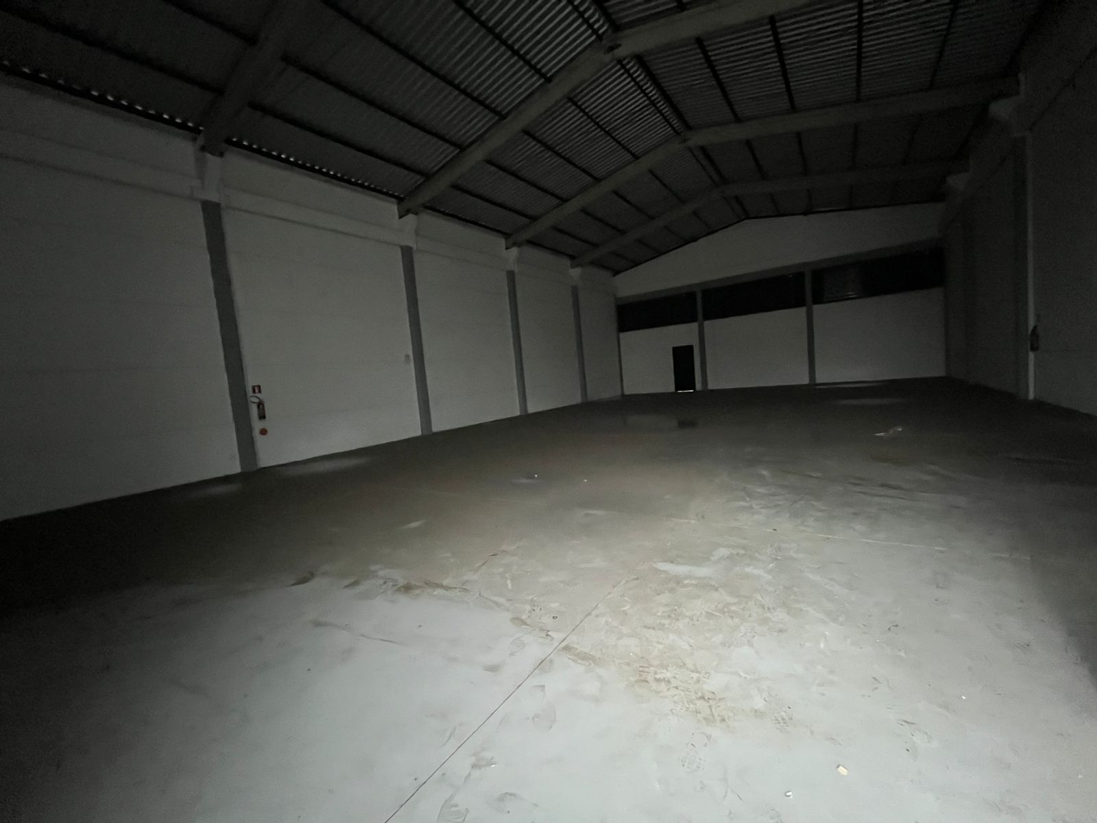 Sala Comercial para Locação – Excelente Oportunidade

Ampla sala comercial com 380 m² de área privativa, ideal para empresas, escritórios, clínicas, academias ou diversos outros segmentos.

O imóvel conta com:

* 380 m² de área privativa;
* 2 banheiros;
* Piso em usinado polido, proporcionando um ambiente moderno, resistente e de fácil manutenção.

Localização estratégica, com fácil acesso e próximo a:

* Fruteira;
* Restaurantes;
* Escola;
* Supermercado.

Valores:

* Aluguel: R$ 14.775,00
* IPTU (aproximado): R$ 350,00
* Total aproximado: R$ 15.300,00

Entre em contato para mais informações e agende uma visita. Esta pode ser a oportunidade ideal para instalar ou expandir o seu negócio. - foto 2