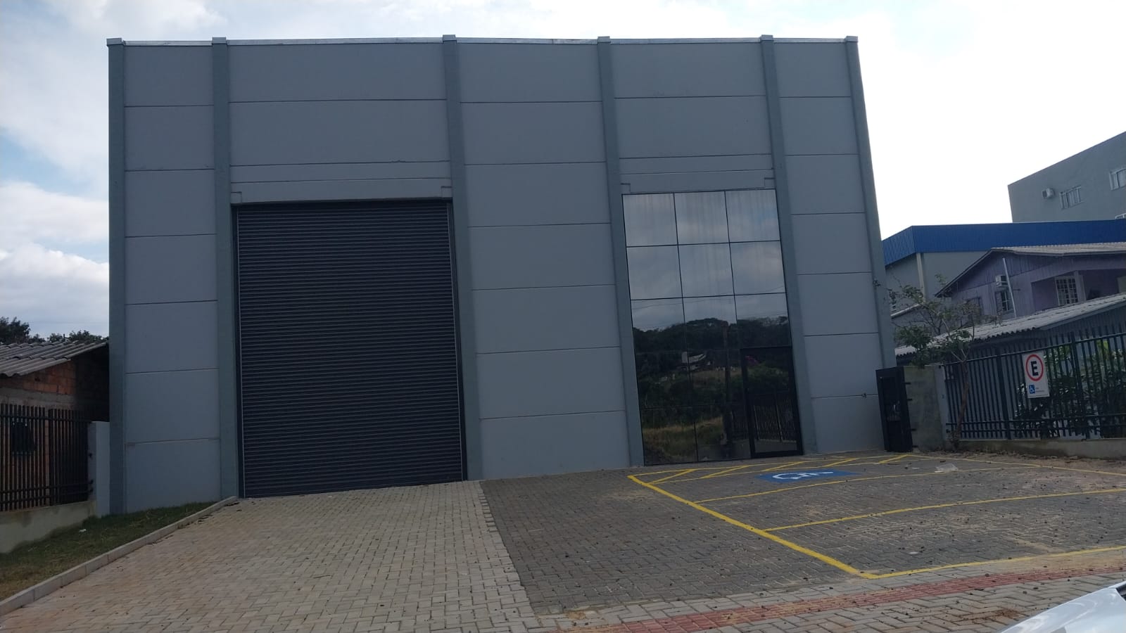 Sala Comercial para Locação – Excelente Oportunidade

Ampla sala comercial com 380 m² de área privativa, ideal para empresas, escritórios, clínicas, academias ou diversos outros segmentos.

O imóvel conta com:

* 380 m² de área privativa;
* 2 banheiros;
* Piso em usinado polido, proporcionando um ambiente moderno, resistente e de fácil manutenção.

Localização estratégica, com fácil acesso e próximo a:

* Fruteira;
* Restaurantes;
* Escola;
* Supermercado.

Valores:

* Aluguel: R$ 14.775,00
* IPTU (aproximado): R$ 350,00
* Total aproximado: R$ 15.300,00

Entre em contato para mais informações e agende uma visita. Esta pode ser a oportunidade ideal para instalar ou expandir o seu negócio.