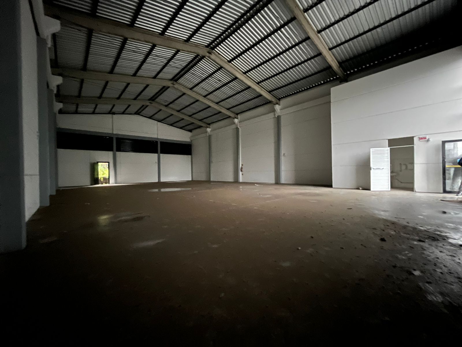 Sala Comercial para Locação – Excelente Oportunidade

Ampla sala comercial com 380 m² de área privativa, ideal para empresas, escritórios, clínicas, academias ou diversos outros segmentos.

O imóvel conta com:

* 380 m² de área privativa;
* 2 banheiros;
* Piso em usinado polido, proporcionando um ambiente moderno, resistente e de fácil manutenção.

Localização estratégica, com fácil acesso e próximo a:

* Fruteira;
* Restaurantes;
* Escola;
* Supermercado.

Valores:

* Aluguel: R$ 14.775,00
* IPTU (aproximado): R$ 350,00
* Total aproximado: R$ 15.300,00

Entre em contato para mais informações e agende uma visita. Esta pode ser a oportunidade ideal para instalar ou expandir o seu negócio. - foto 3